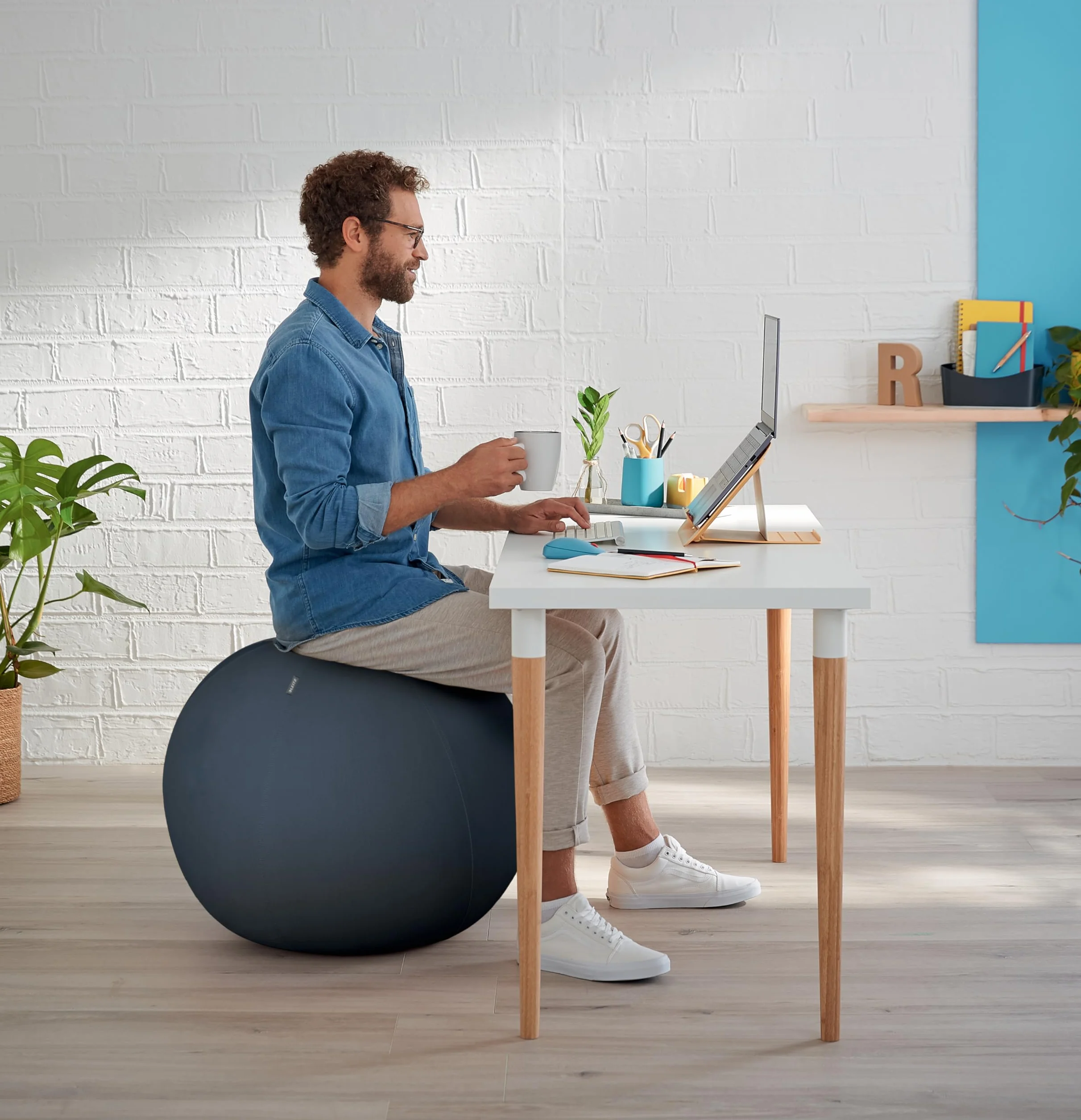 Leitz, Ergonomiczna Piłka do Aktywnego Siedzenia Leitz Ergo Cosy, Średnica 65 cm, Poszewka w 100% z Tkaniny, Ręczna Pompka, 2 Zawory, Kolor Aksamitna szarość (52790089)