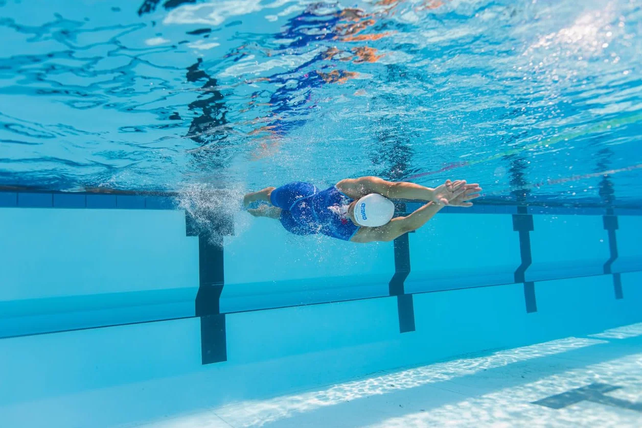 Arena Aquaforce Wave bez zmarszczek unisex wyścigowy silikonowy czepek pływacki dla kobiet i mężczyzn konkurencyjny sprzęt pływacki lub trening