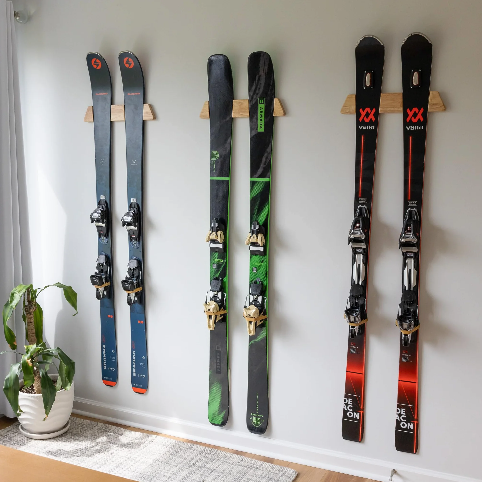 Drewniany stojak na narty StoreYourBoard, uchwyt ścienny 22,7 kg