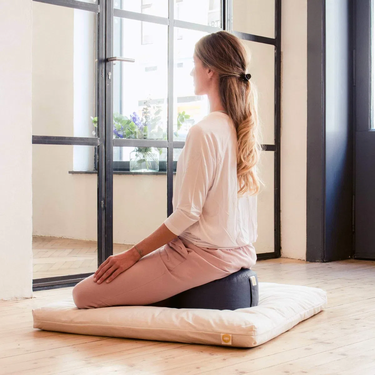 Lotuscrafts Yogakissen Meditationskissen Rund Lotus - komfortable & entspannte Mediation - Sitzhöhe 15cm - waschbarer Bezug aus Baumwolle - Yoga Sitzkissen mit Dinkelfüllung - GOTS Zertifiziert