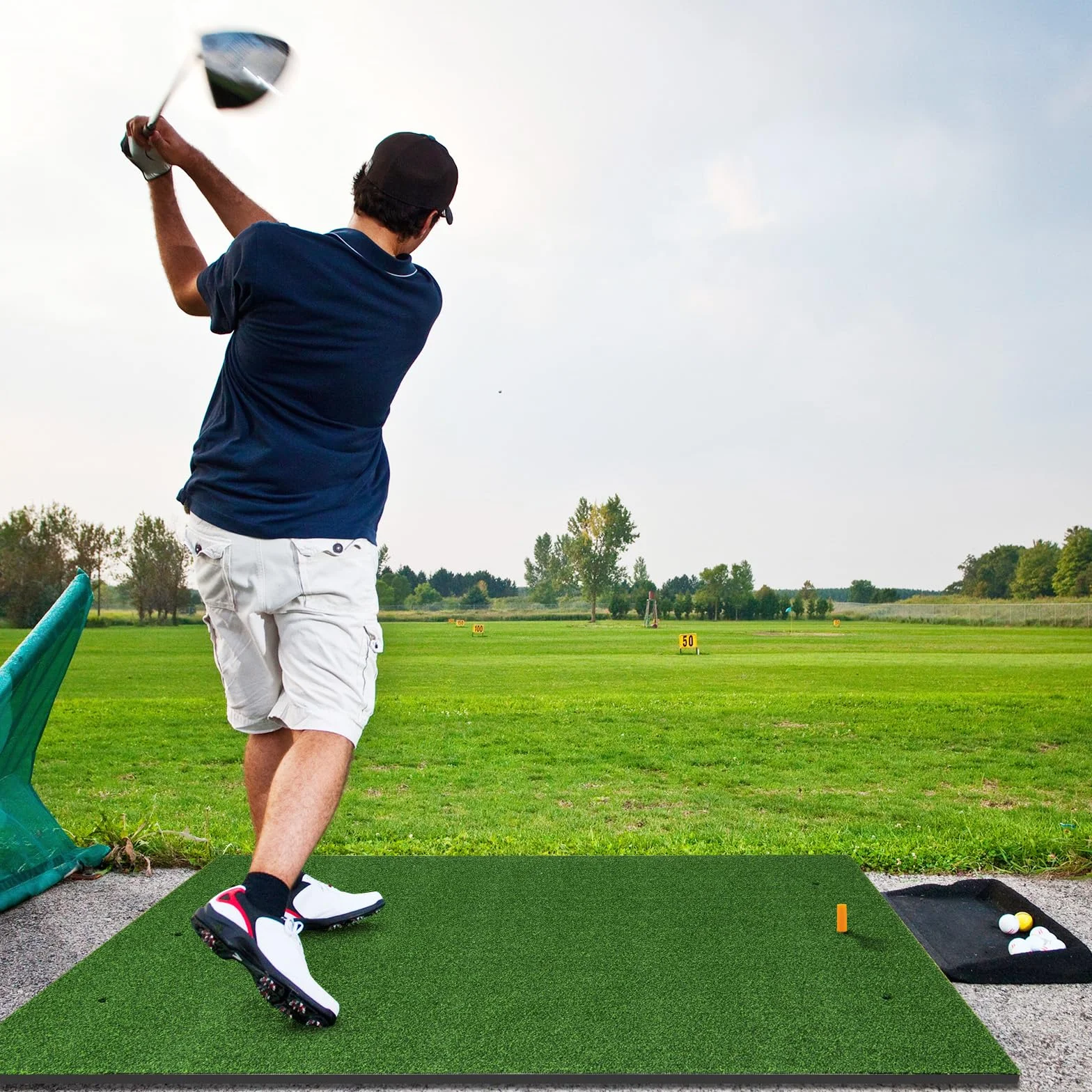 LIFEZEAL Mata treningowa do golfa z 2 koszulkami, 6 otworami i 2 drążkami do wyrównywania, składana i przenośna mata do gry w golfa EVA, mata do ćwiczeń golfowych wewnątrz i na zewnątrz