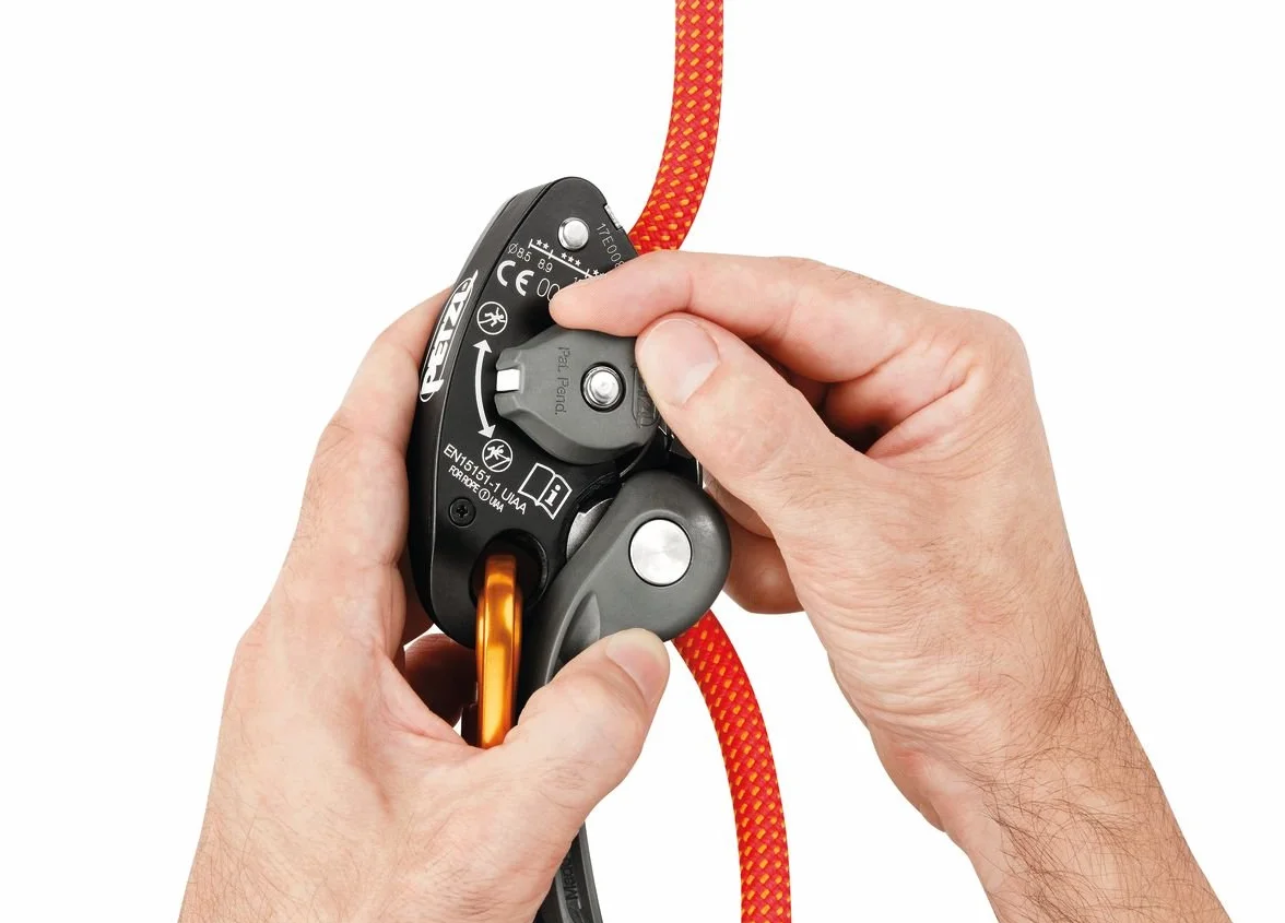 Petzl GRIGRI + urządzenie asekuracyjne z blokadą wspomaganą kamerą i uchwytem przeciwpanicznym, odpowiednie dla osób uczących się i intensywnego użytkowania