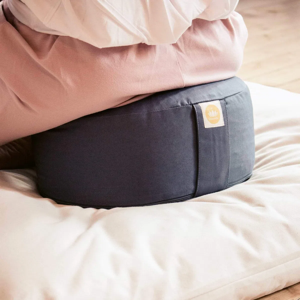 Lotuscrafts Yogakissen Meditationskissen Rund Lotus - komfortable & entspannte Mediation - Sitzhöhe 15cm - waschbarer Bezug aus Baumwolle - Yoga Sitzkissen mit Dinkelfüllung - GOTS Zertifiziert
