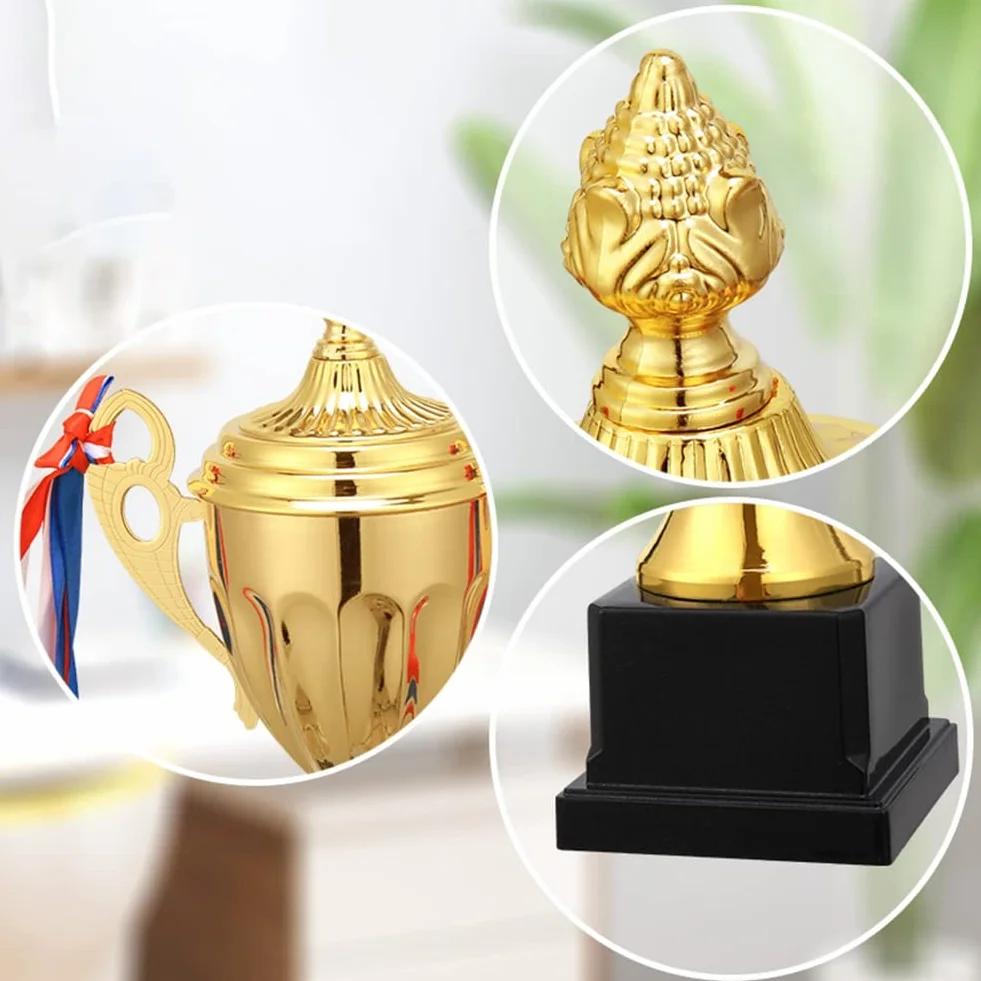 Trofeum sportowe, puchar piłki nożnej w kolorze złotym z cokołem, trofeum zwycięzcy, możliwość personalizacji, trofeum nagrody, puchar z uchem, puchar piłki nożnej dla dzieci, dla