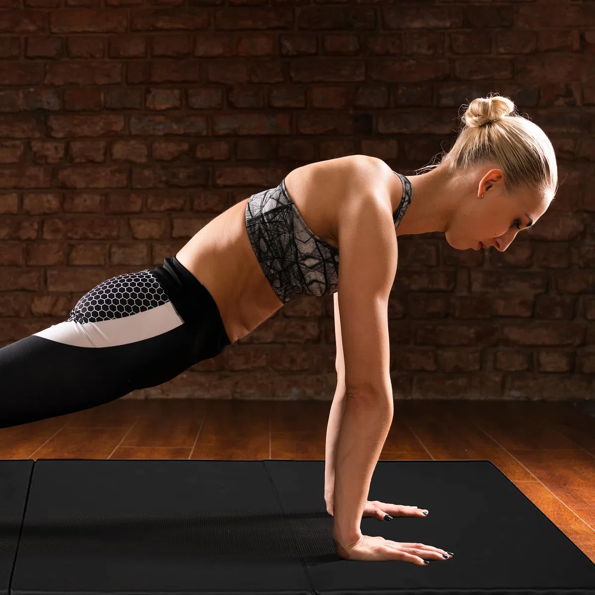 Signature Fitness trzykrotnie składana mata do ćwiczeń z uchwytami do noszenia do MMA, gimnastyki i domowej siłowni, ochronna podłoga, 1,5 cala grubości, 180 x 60 cm, czarna