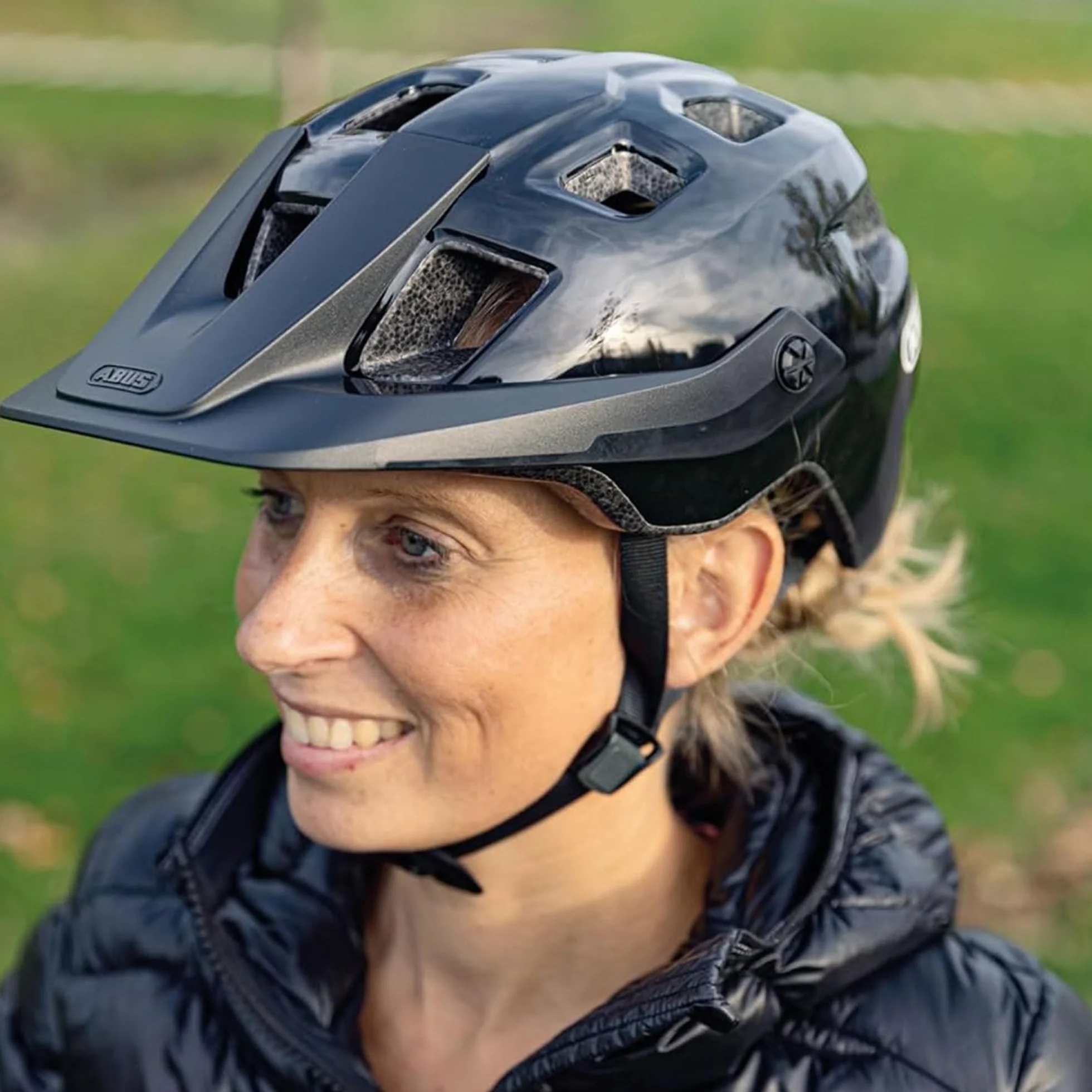 ABUS Kask MTB MoTrip – wytrzymały kask rowerowy z daszkiem o regulowanej wysokości dla rowerzystów górskich – indywidualne dopasowanie – unisex – niebieski błyszczący, rozmiar M, M (54-58 cm)