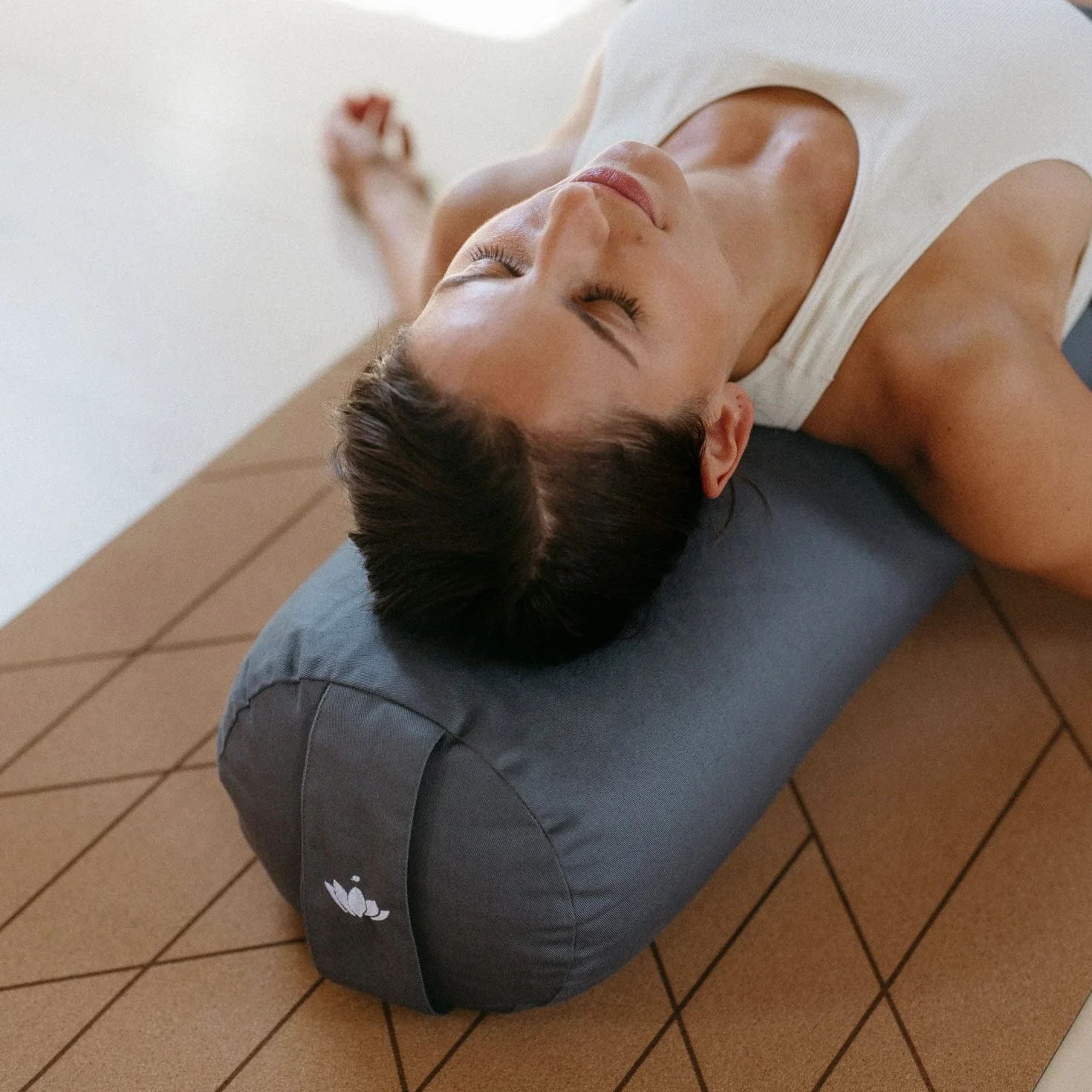 Lotuscrafts Yin Yoga Roller Ø24 cm - Rolka do jogi z wyściółką z orkiszu - zmywalny pokrowiec bawełniany