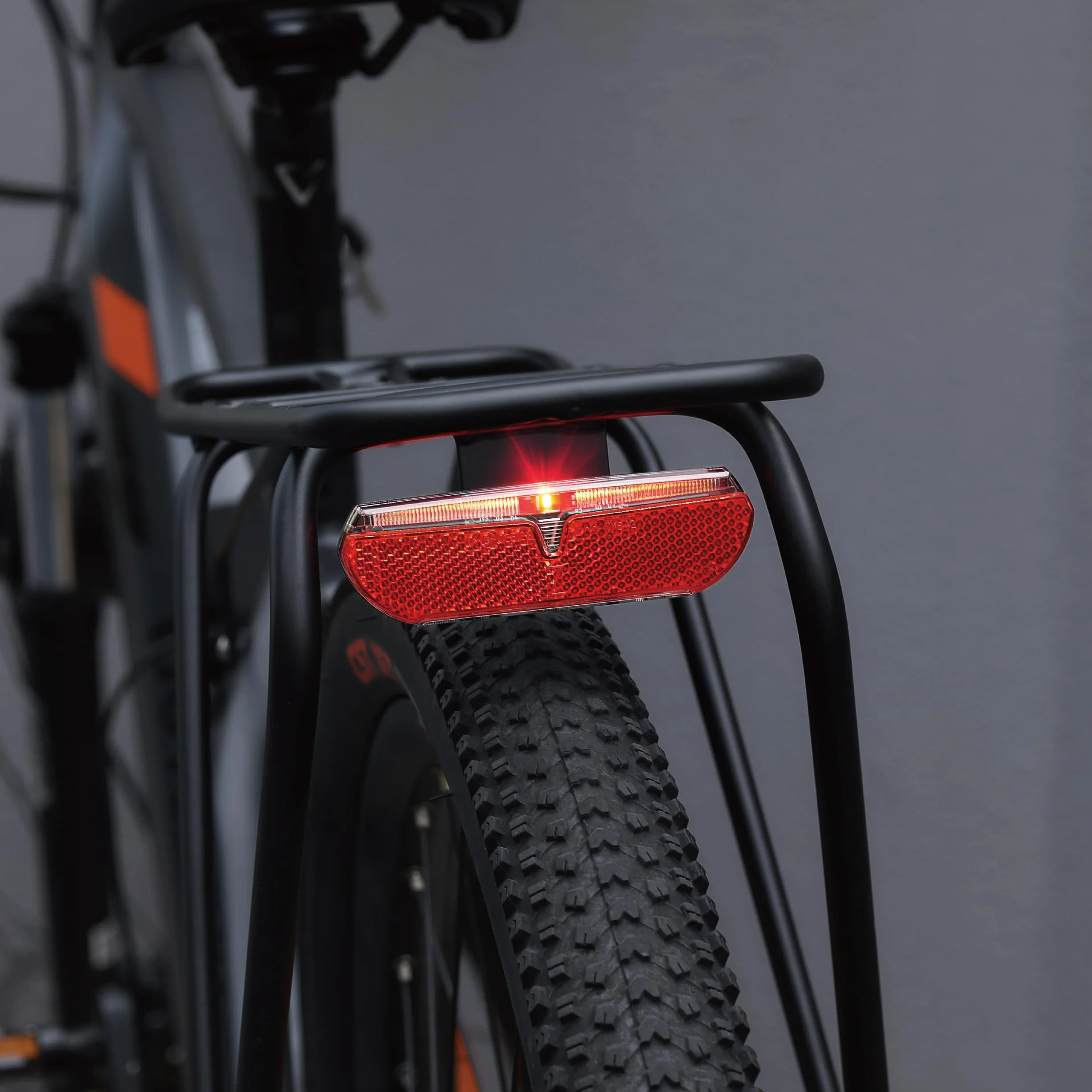 ADDVIEW Swallow E Bike tylne światło – tylne światło LED do roweru 6-12 V DC z certyfikatem StVZO 80 mm do montażu w stojaku IP65, wodoodporna, kompaktowa konstrukcja, widoczność 40 m reflektor Z