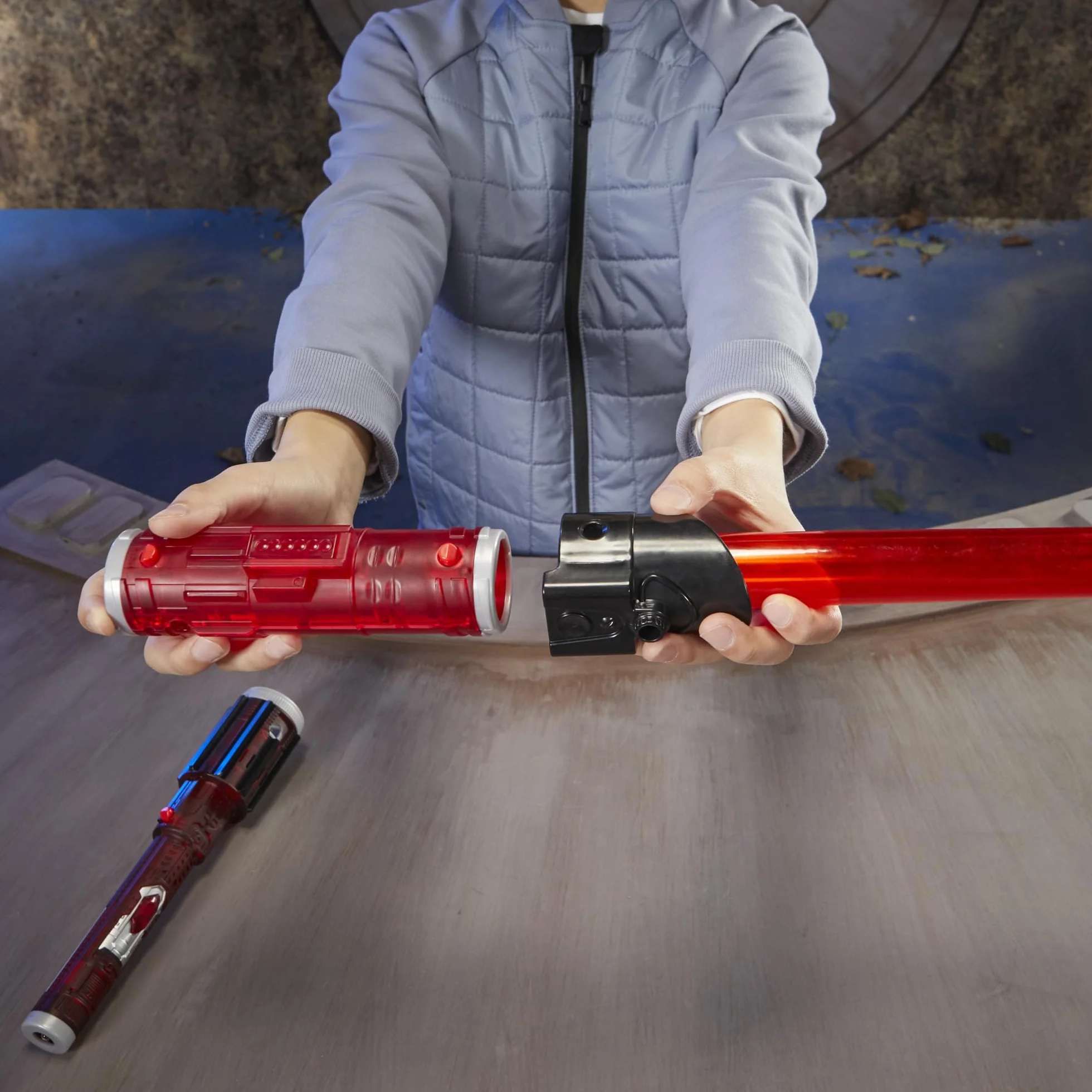 Star Wars Lightsaber Forge Kyber Core, Darth Vader, czerwony konfigurowalny elektroniczny miecz świetlny