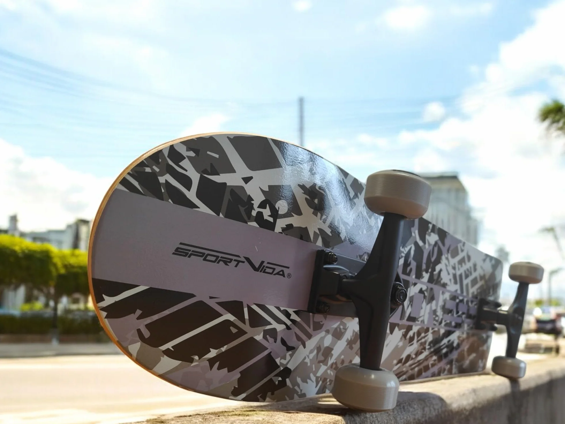Deskorolka dla dorosłych z łożyskiem kulkowym ABEC-9. Wykonana z drewna. Nowoczesna grafika. Sprzęt sportowy do skateparku i trików na rampie. 80 x 20 cm.