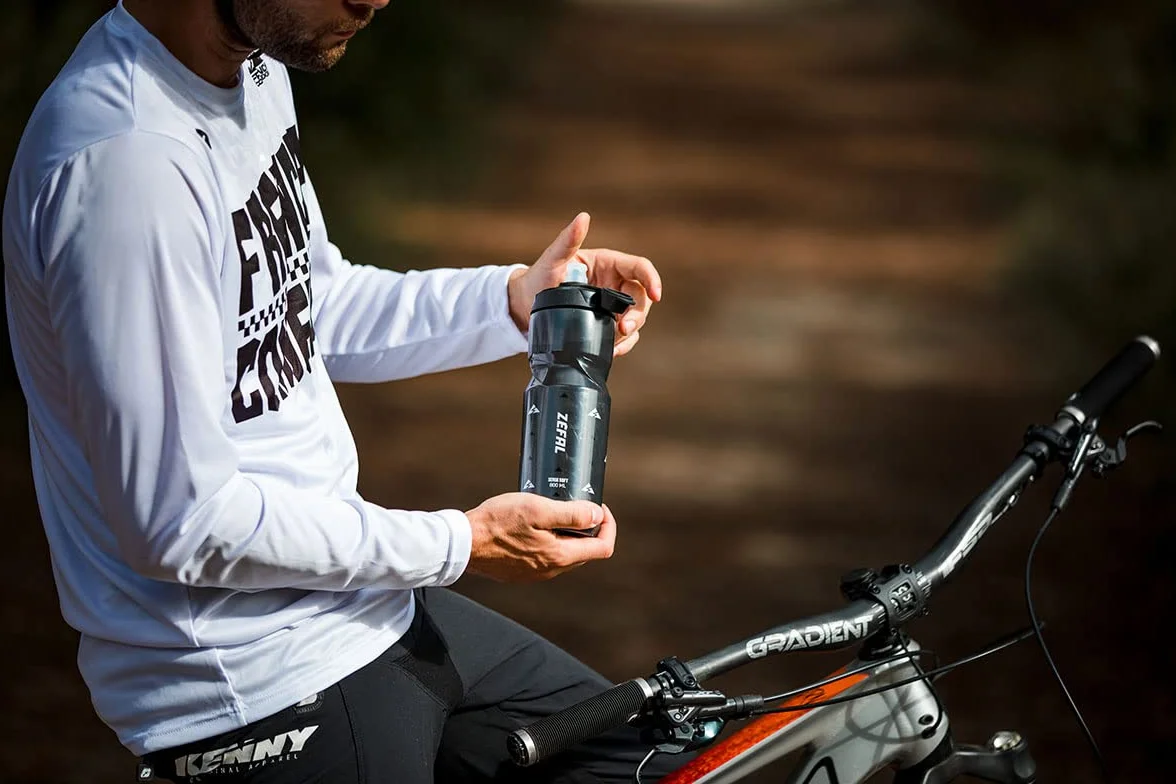 ZEFAL Zestaw Sense Soft 65 No-Mud - Zestaw dwóch kanistrów rowerowych i MTB - Miękka i bezzapachowa sportowa butelka - Bidon na wodę bez BPA - Silikonowy smoczek - Smoky Black, 2 x 650 ML
