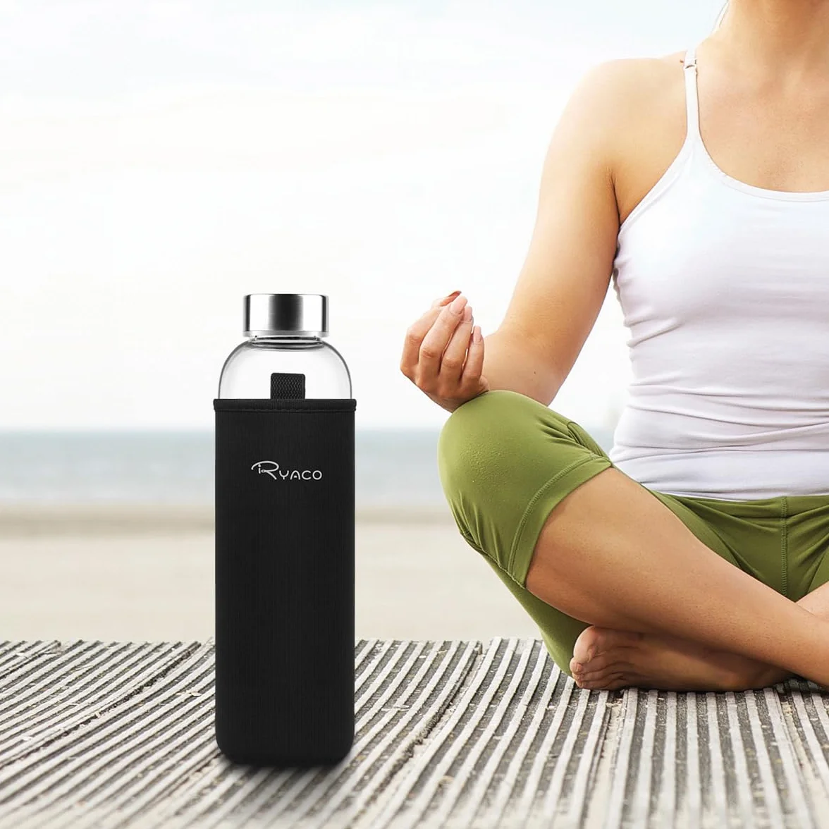 RYACO Butelka na wodę ze szkła borokrzemowego, 1000 ml, bez BPA, szczelna, do szkoły, domu, biura, podróży, sportu, jogi, siłowni, gorących/zimnych napojów, z neoprenowym rękawem i szczotką z gąbki