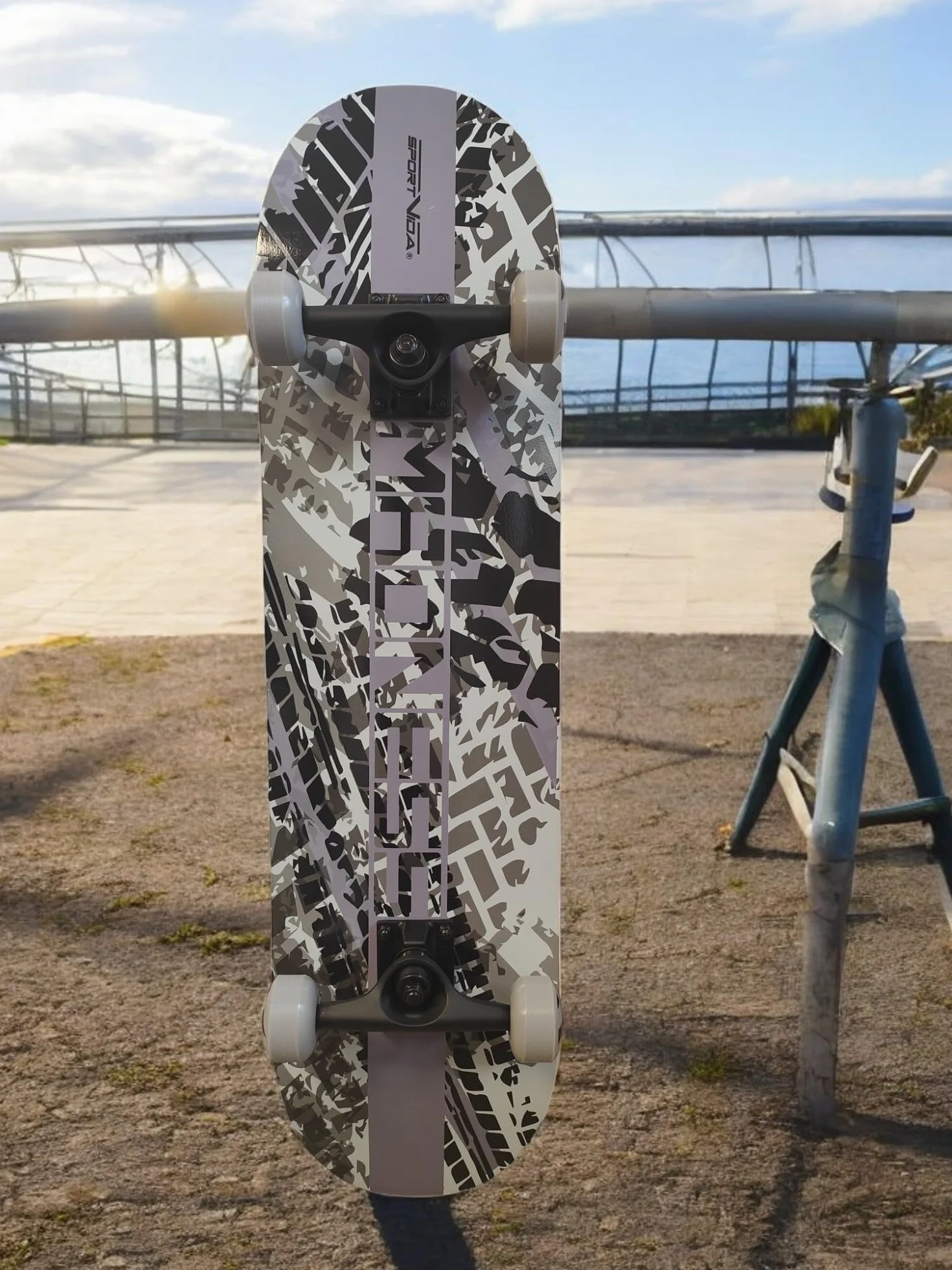 Deskorolka dla dorosłych z łożyskiem kulkowym ABEC-9. Wykonana z drewna. Nowoczesna grafika. Sprzęt sportowy do skateparku i trików na rampie. 80 x 20 cm.