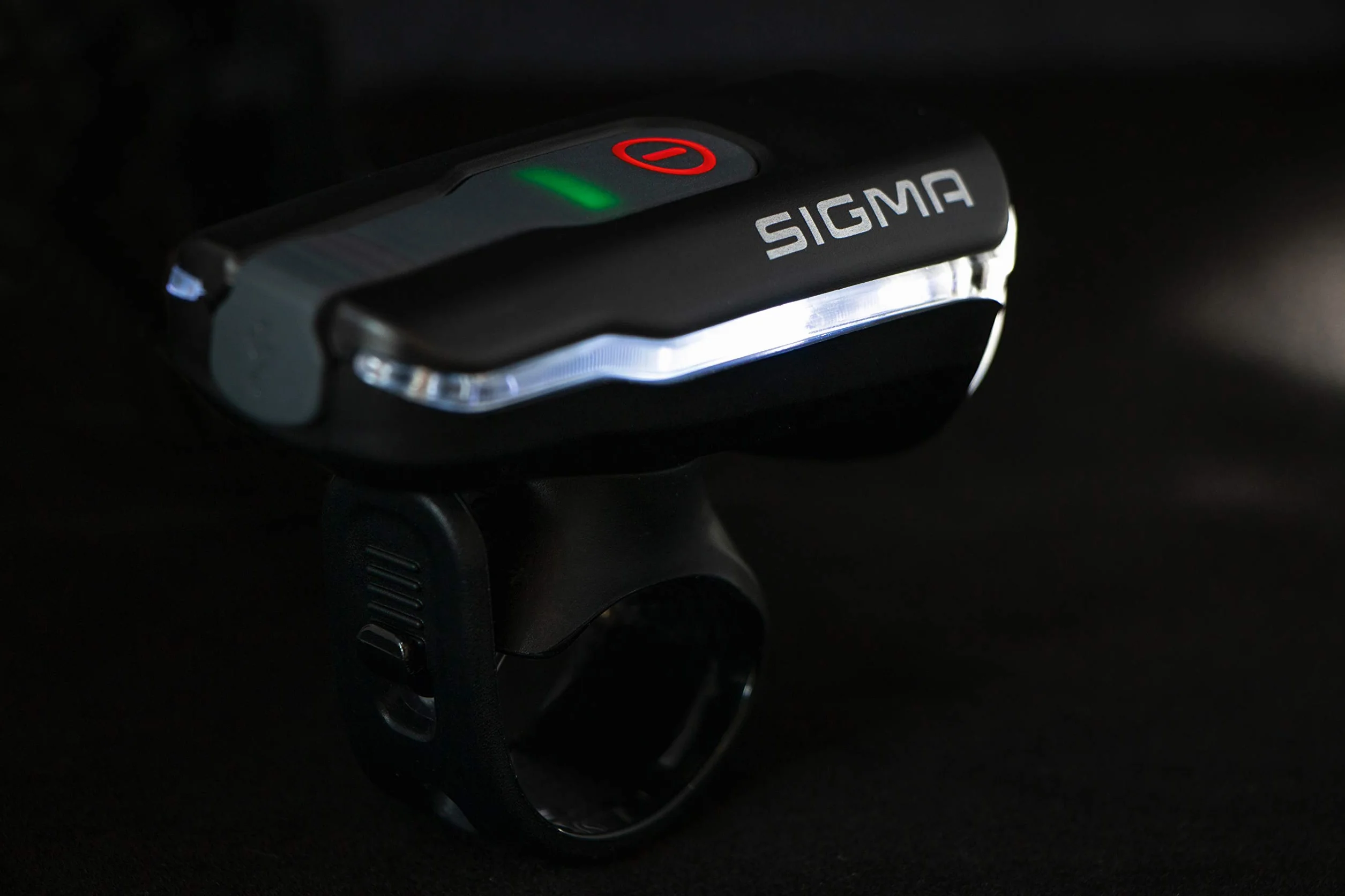 SIGMA Aura 60 USB | przednia lampka rowerowa o mocy 60 LUX | przednia lampka zasilana bateryjnie | 3 tryby świecenia | przednia lampka odporna na warunki atmosferyczne i ładowalna