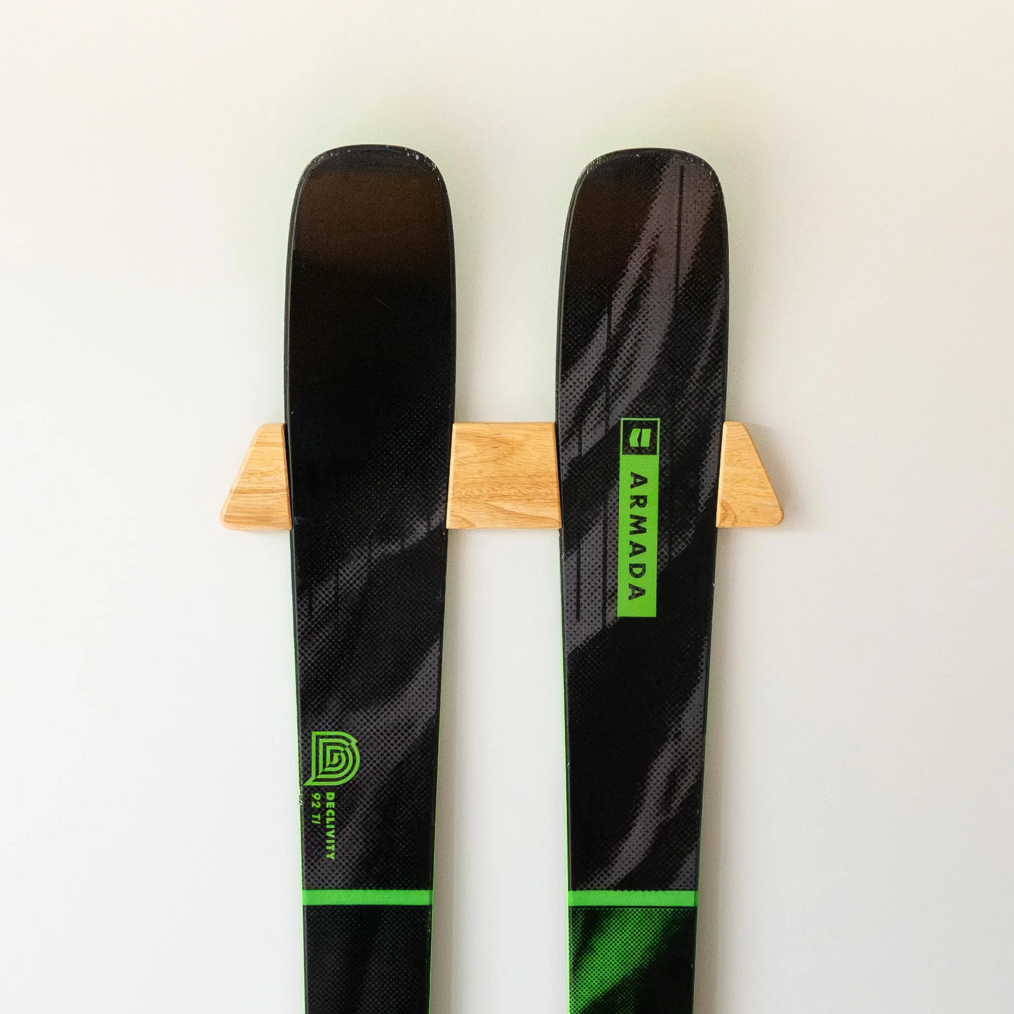 Drewniany stojak na narty StoreYourBoard, uchwyt ścienny 22,7 kg