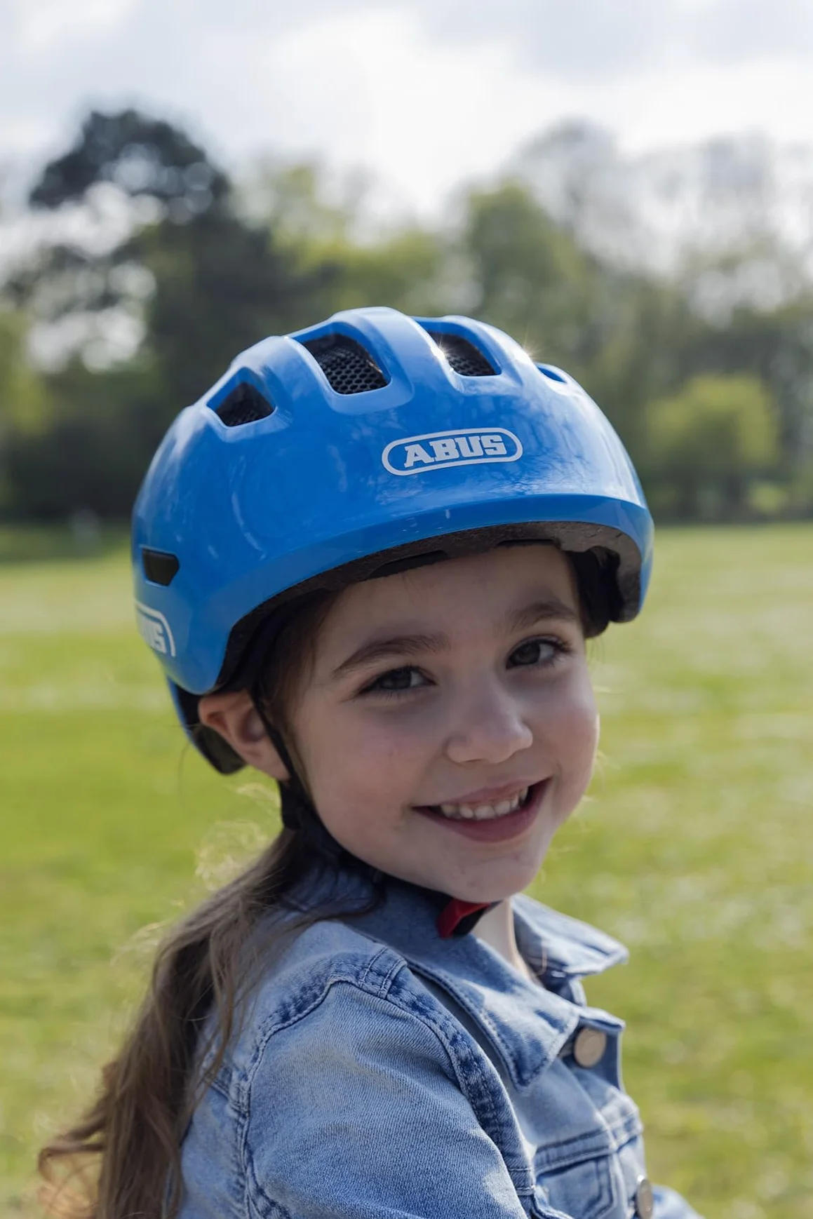 ABUS Kask dzieci?cy Smiley 3.0 LED – kask rowerowy ze ?wiat?em – g??bokie dopasowanie i miejsce na warkocz – dla dziewcz?t i ch?opców – jasnoniebieski z t?czowym wzorem, rozmiar M