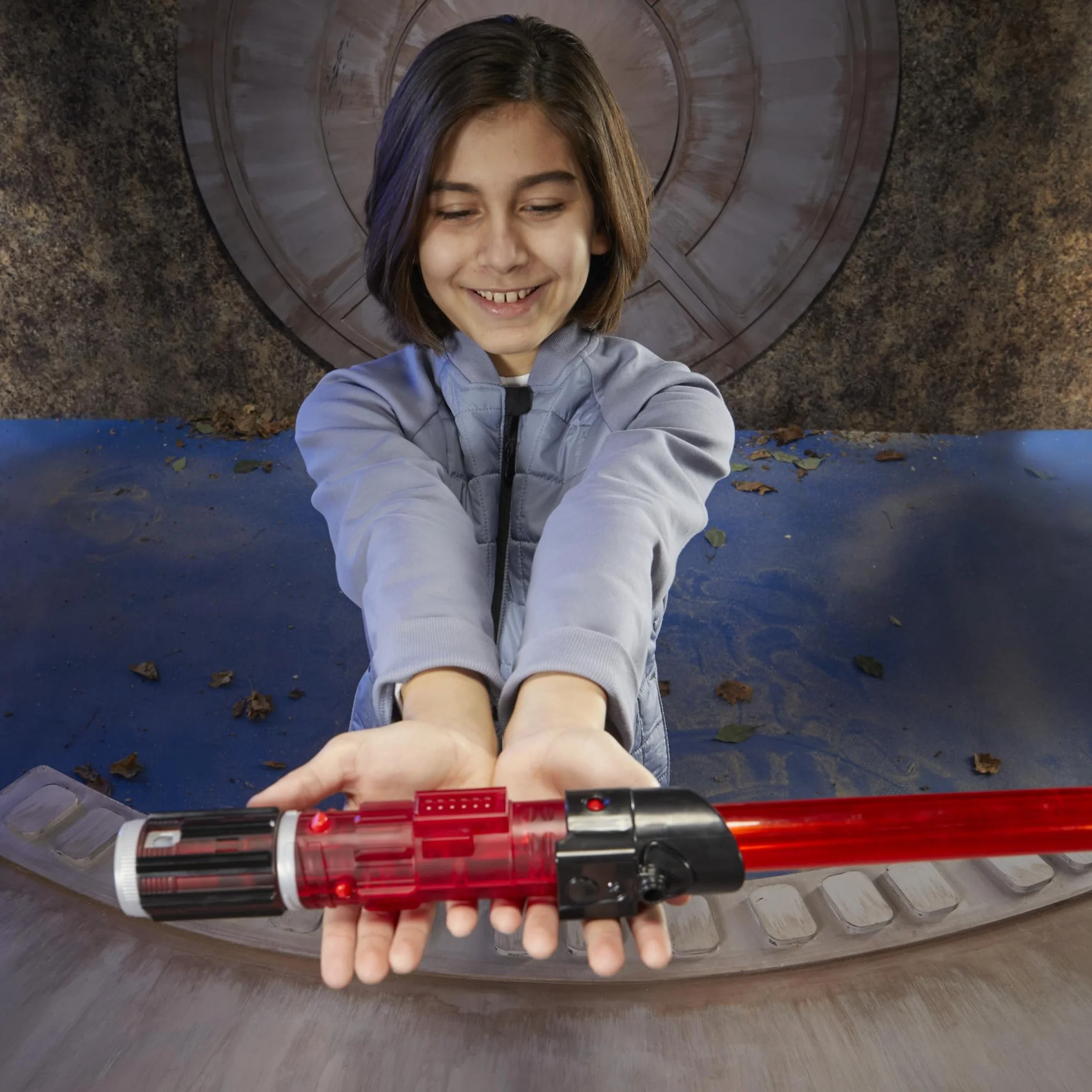 Star Wars Lightsaber Forge Kyber Core, Darth Vader, czerwony konfigurowalny elektroniczny miecz świetlny