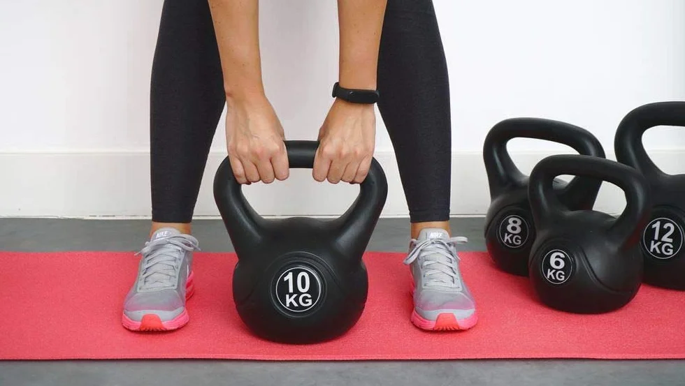 Vivol Kettlebell 10kg Vinyl - hantla kulista treningowa z premium powłoką z tworzywa sztucznego i wypełnieniem cementowym - Do siłowni, crossfitu i fitnessu w domu