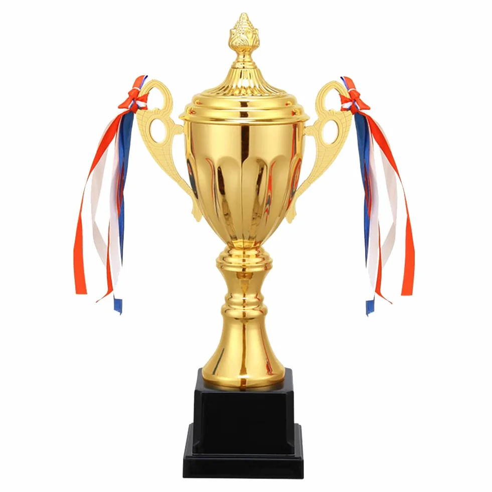 Trofeum sportowe, puchar piłki nożnej w kolorze złotym z cokołem, trofeum zwycięzcy, możliwość personalizacji, trofeum nagrody, puchar z uchem, puchar piłki nożnej dla dzieci, dla