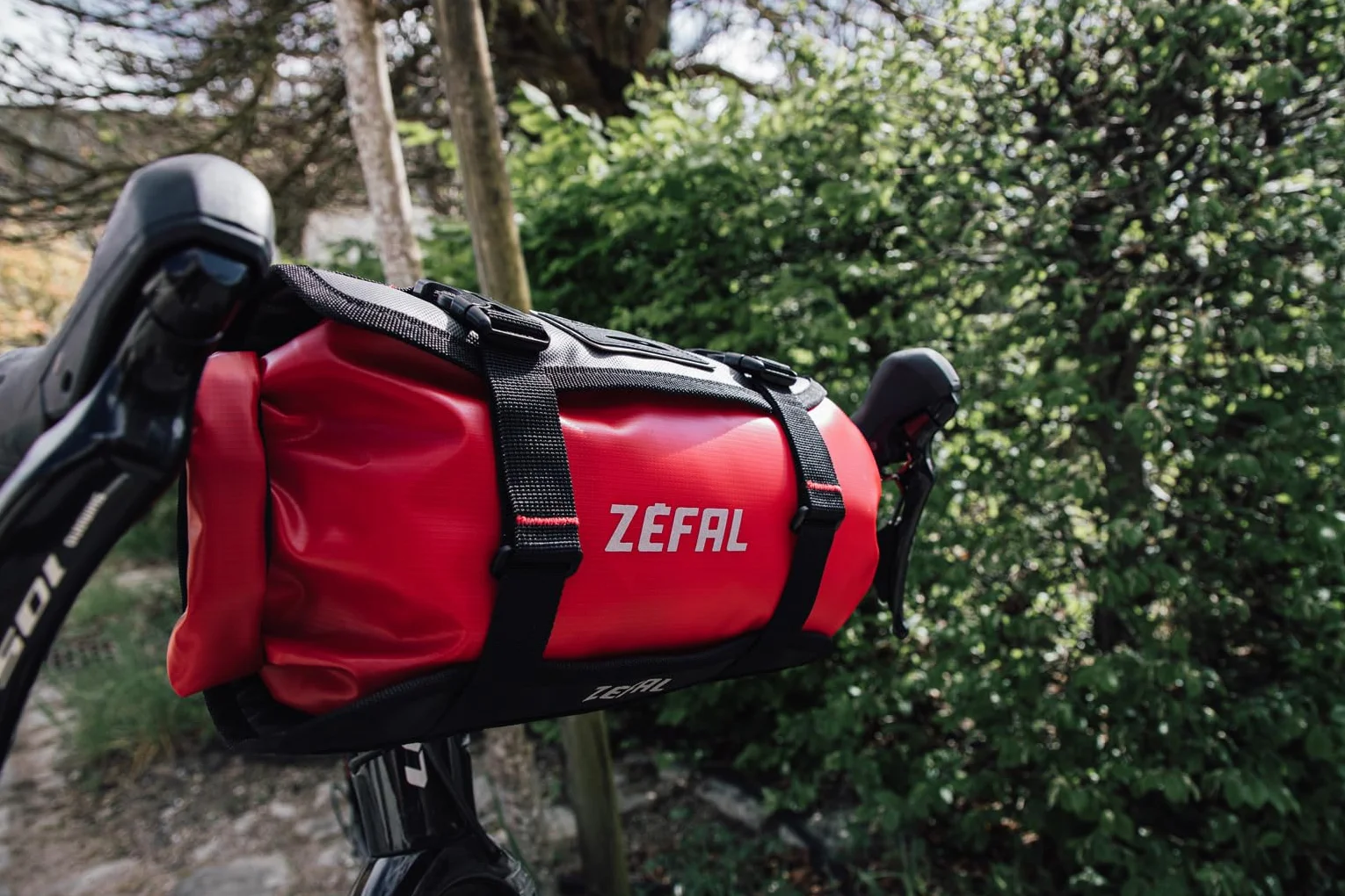 ZEFAL Z Adventure F5 - Torba na kierownicę rowerową 5 L - wodoodporna i uniwersalna torba na kierownicę do roweru górskiego, szosowego i żwirowego, czerwono-czarna, pojemność 5 l, 320 g