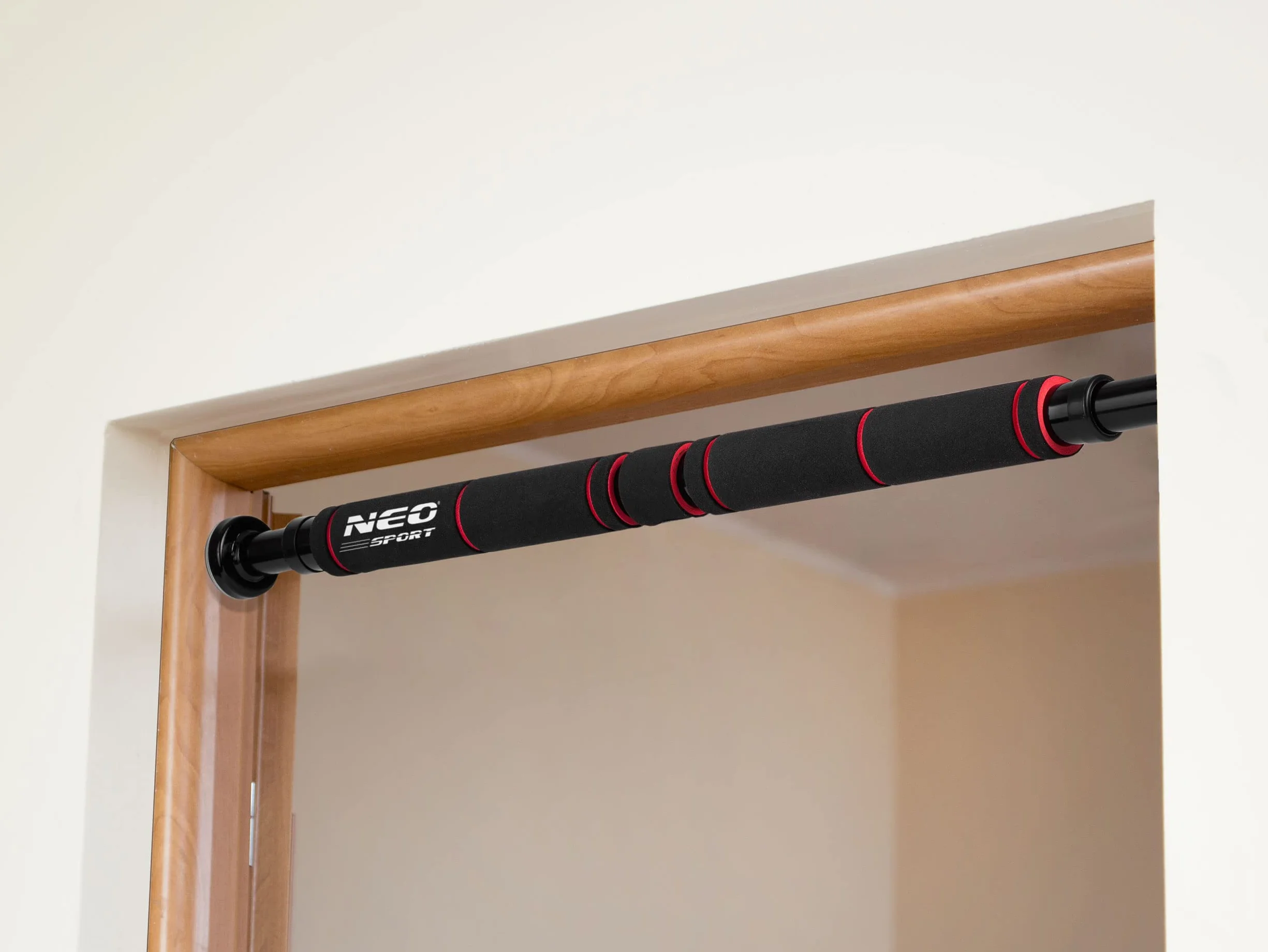 NEO SPORT Drążek Rozporowy Prosty NS-311 do Podciągania Ćwiczeń Treningu Siłowego z Wzmacnianej Stali Uchwyty z Pianki do Futryn 60-85 cm Obciążenie 150 kg