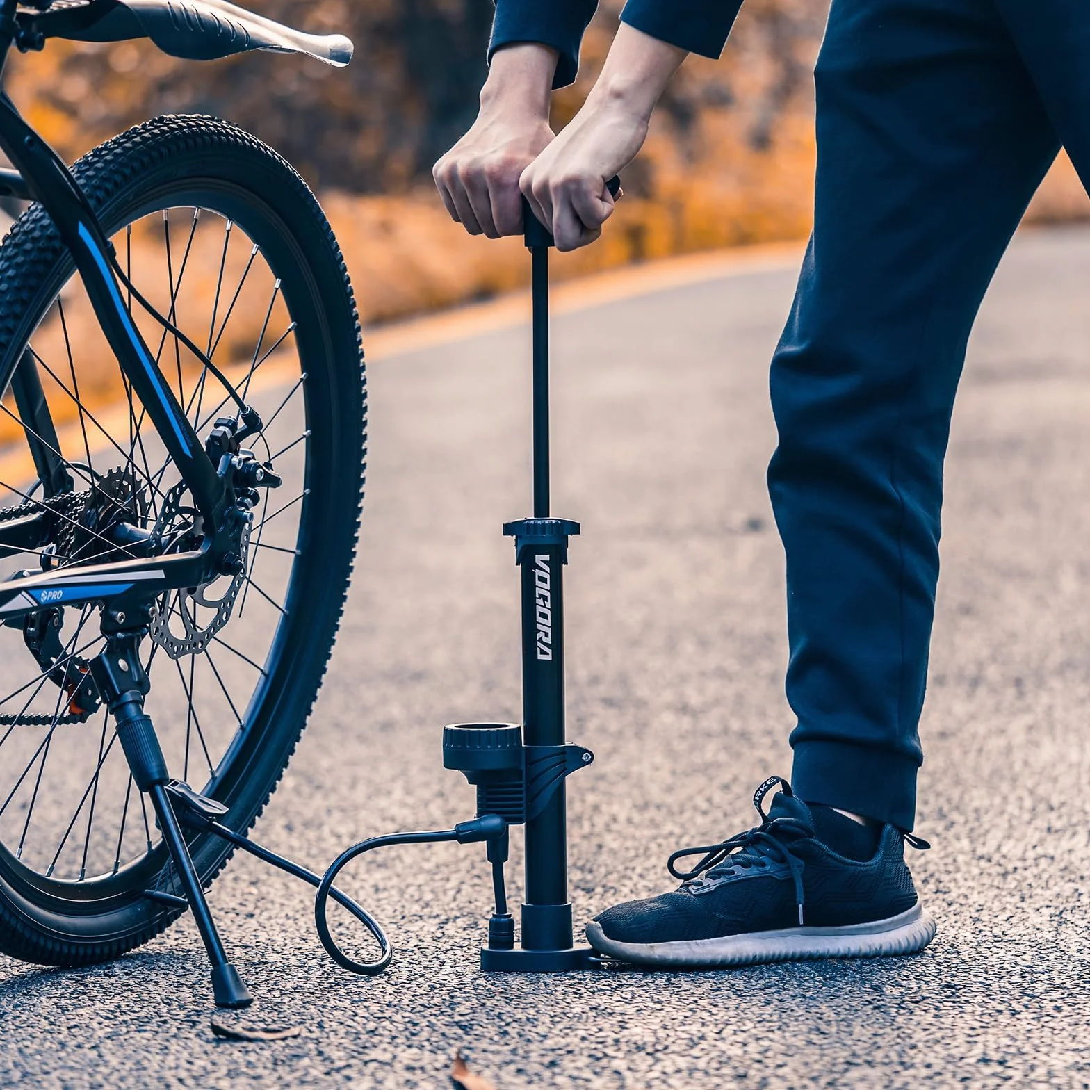 VOGORA Pompka rowerowa z manometrem – Uniwersalna pompka nożna do zaworów Presta/Schrader, rowerów (szosowe/MTB), opon samochodowych i piłek