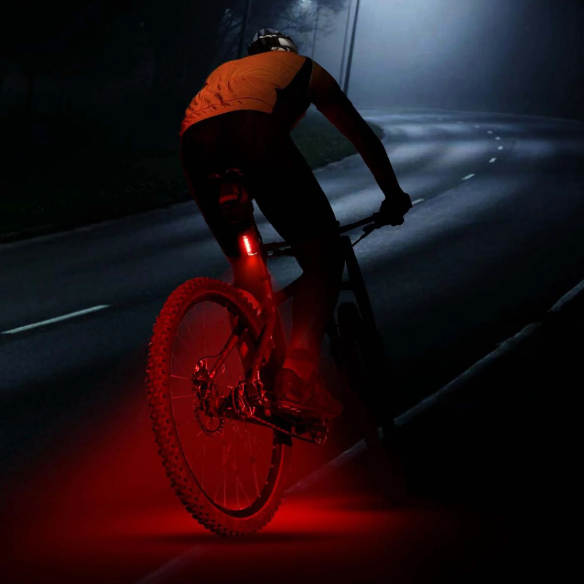 Fischer Tylne światło rowerowe LED z akumulatorem Twin Stop, z dodatkowym oświetleniem podłogowym i światłem hamowania, aluminiowa obudowa, czas świecenia do 8 godzin, kolor czarny, 1 sztuka