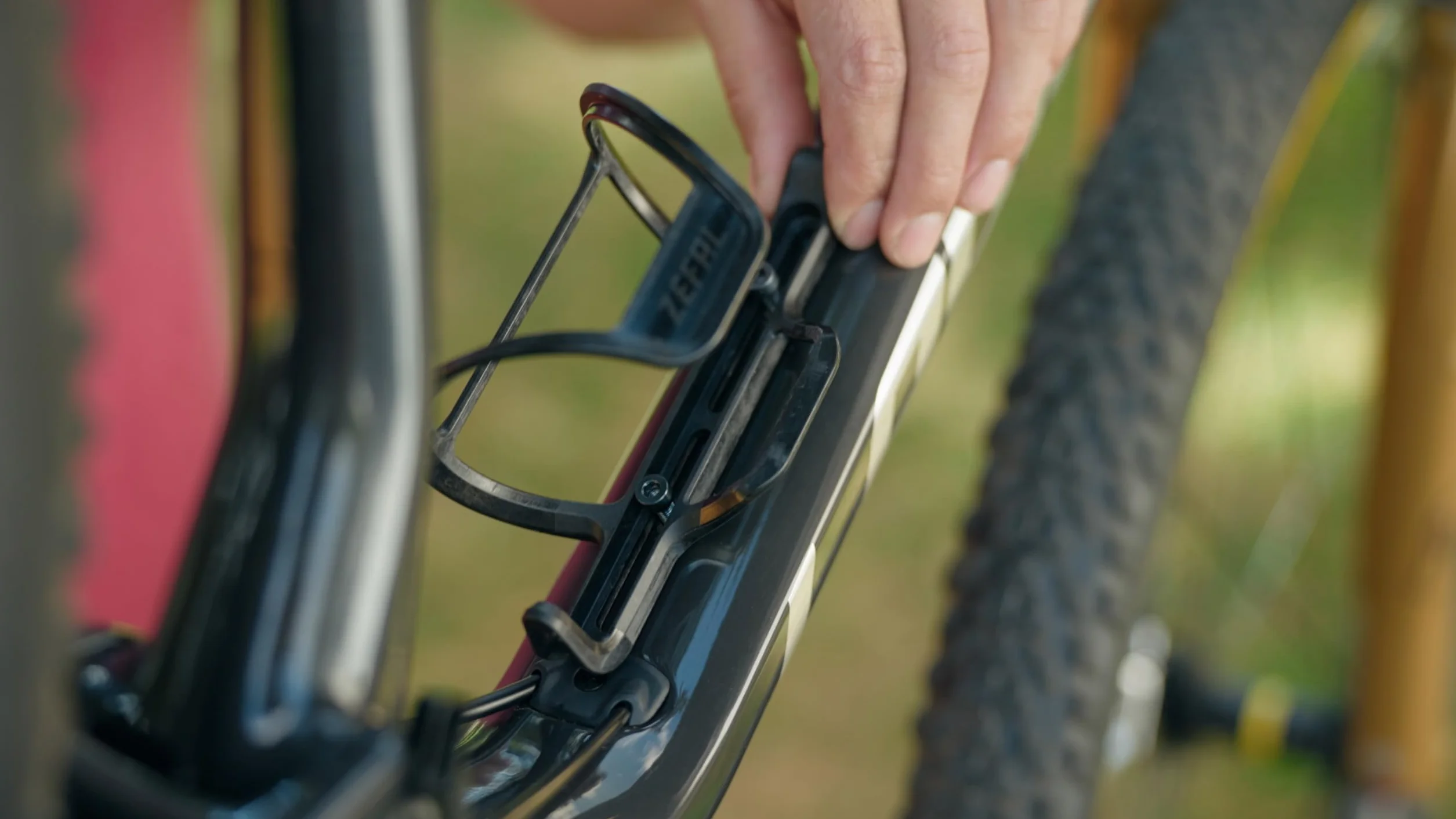 CARRYING CAGE ZEFAL PULSE S2 CARBON EXTR. On the right