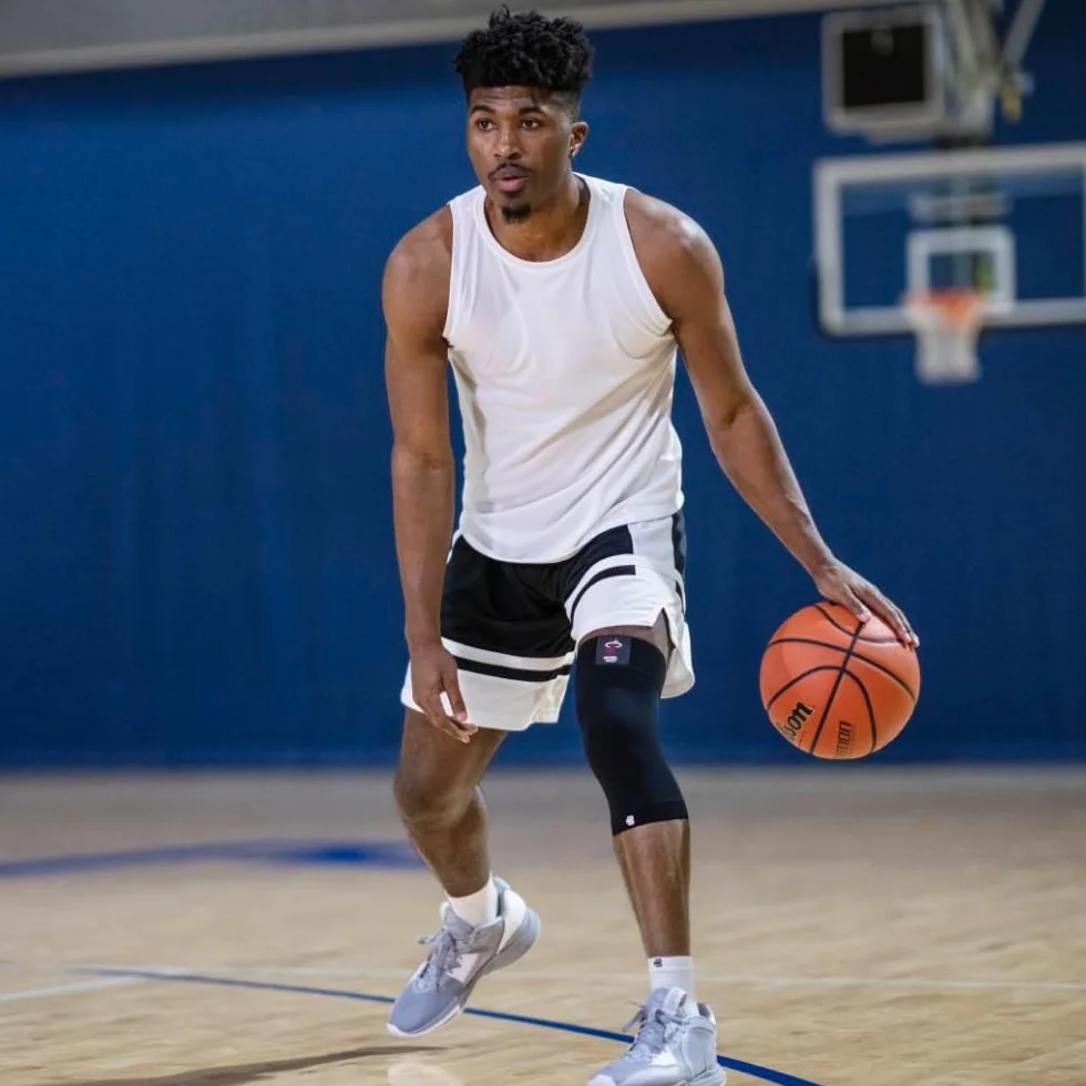 BAUERFEIND Opaska na kolano „Sports Compression Knee Support NBA“, 1 unisexowa opaska na kolano do sportów piłkarskich, opaska na kolano do koszykówki z logo zespołu