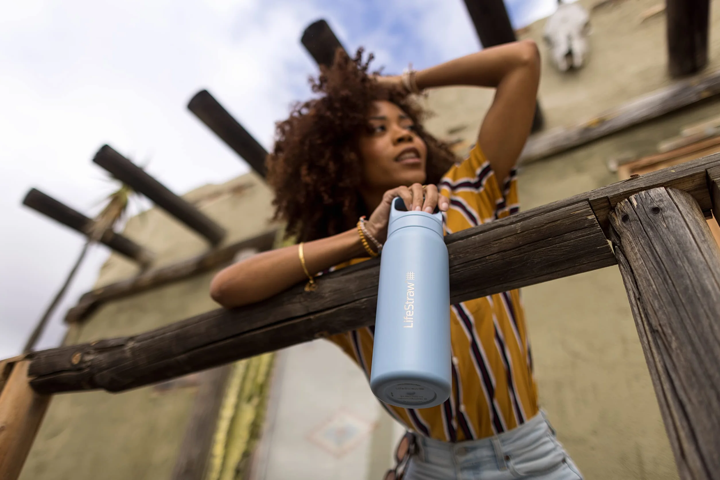 LifeStraw Seria Go – izolowana butelka z filtrem wody ze stali nierdzewnej do podróży i codziennego użytku, usuwa bakterie, pasożyty i mikroplastiki, poprawia smak, 680 ml islandzki niebieski