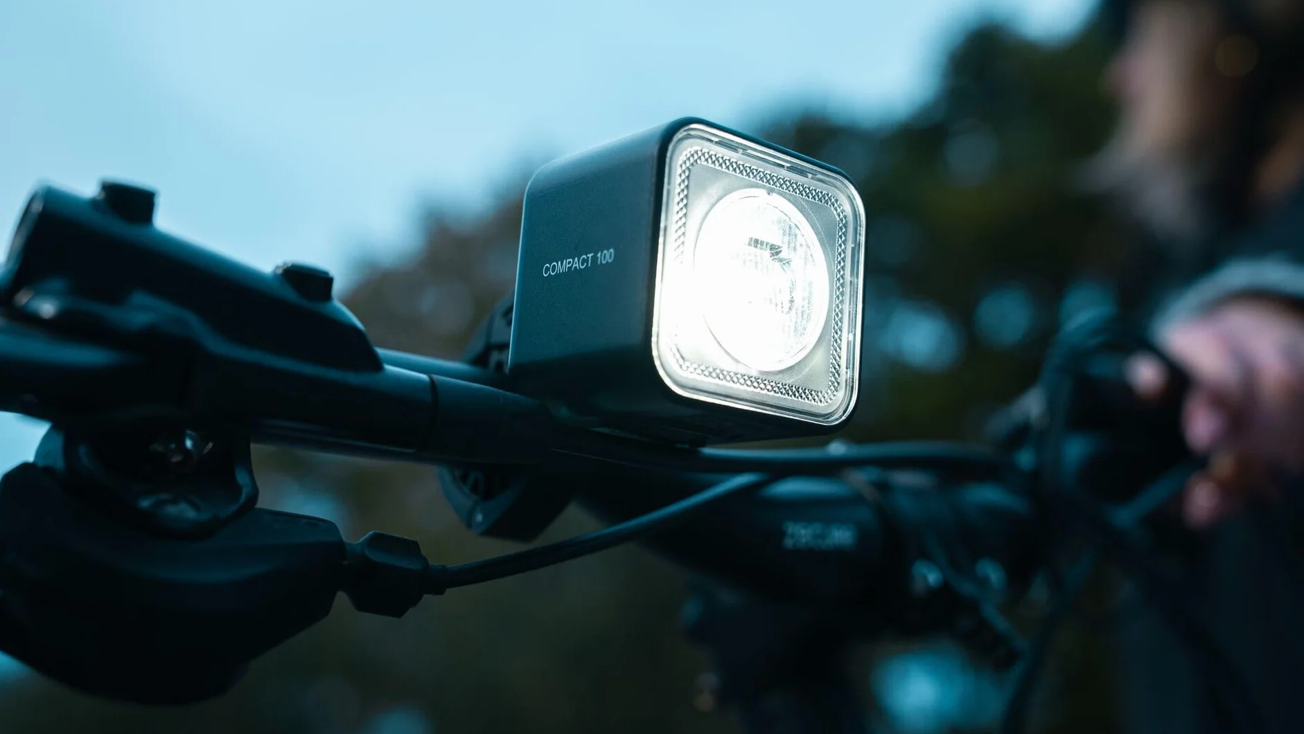 OSRAM LEDsBIKE COMPACT 100 SET, zestaw akumulatorowych lampek rowerowych - przód i tył, ze światłem stop, homologacja StVZO, kompatybilność z uchwytem Garmin, trzy poziomy jasności, 100 luksów