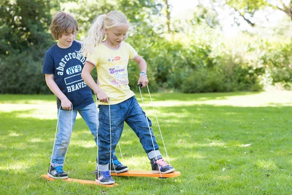 BS Toys Narty drewniane – trening równowagi dla dzieci i dorosłych – drewniany zestaw narciarski do skoordynowanego biegania, zabawa w pomieszczeniach i na zewnątrz, od 3 lat, kolor brązowy