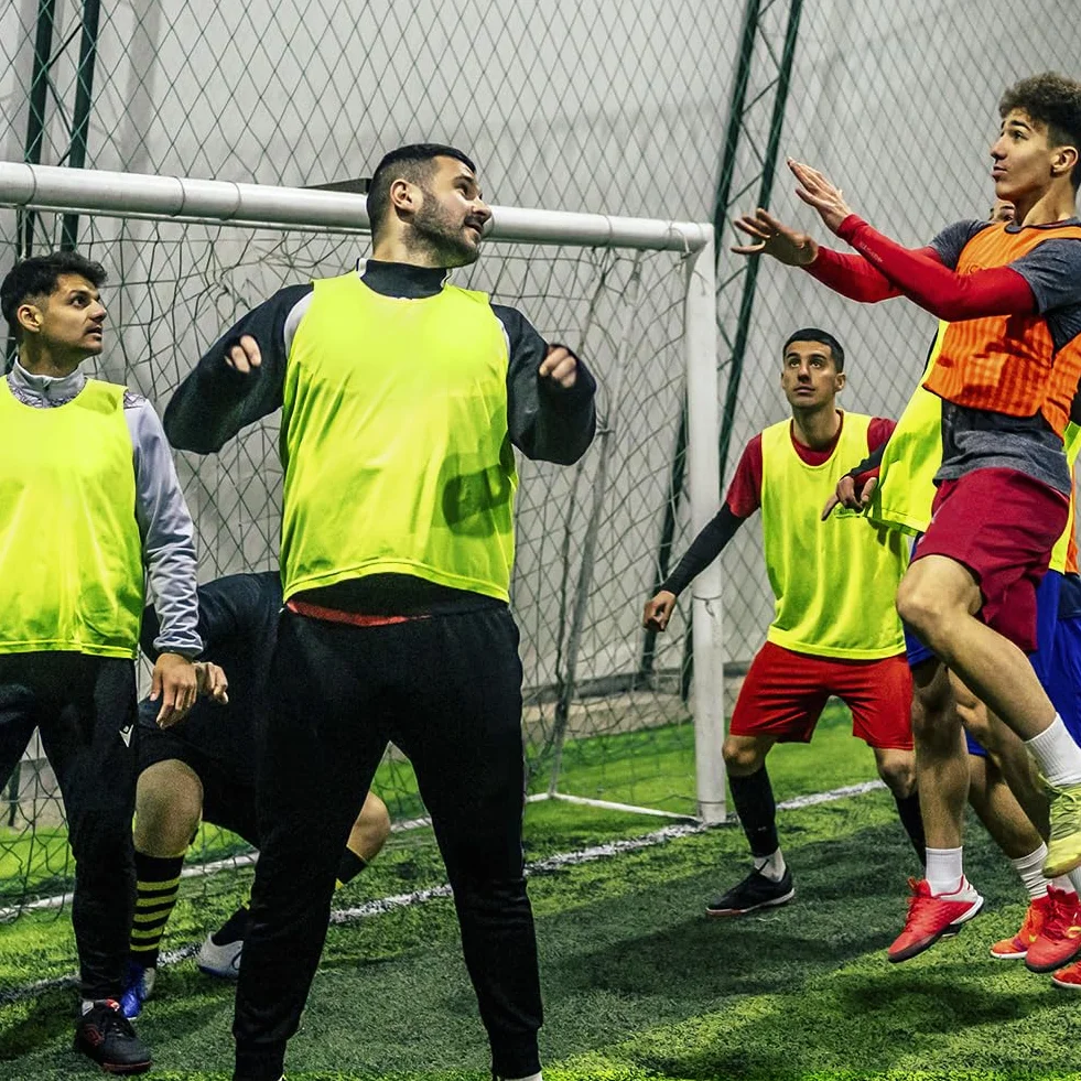AUYAO Kombinezony piłkarskie, 6 szt. Ogrodniczki do piłki nożnej dla dzieci, oddychająca kamizelka treningowa z siatki, sportowe koszulki do piłki nożnej koszykówki