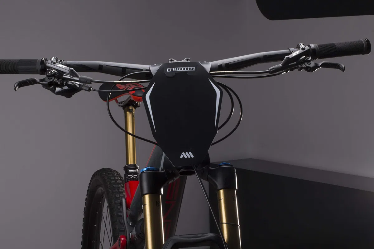 Tablica rejestracyjna All Mountain Style AMS, fajna, aby utrzymać ją zainstalowaną po opadnięciu kurzu wyścigowego