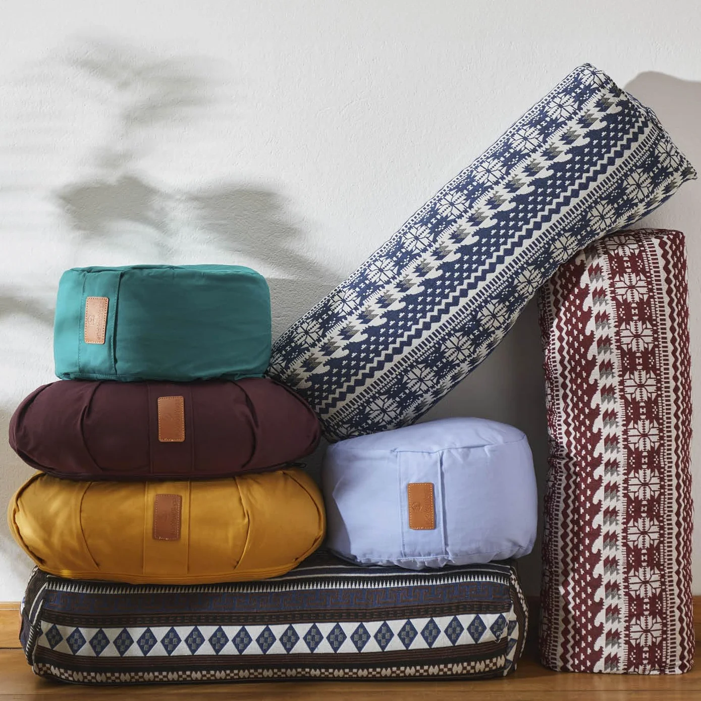 #DoYourYoga Yoga Bolster »Paravati« z ekologiczną łuską gryki (KBA), poszewka nadająca się do prania, 67 cm x 13 cm, poduszka do medytacji/poduszka do siedzenia/poduszka zafu do Yin Yoga - curry żółty