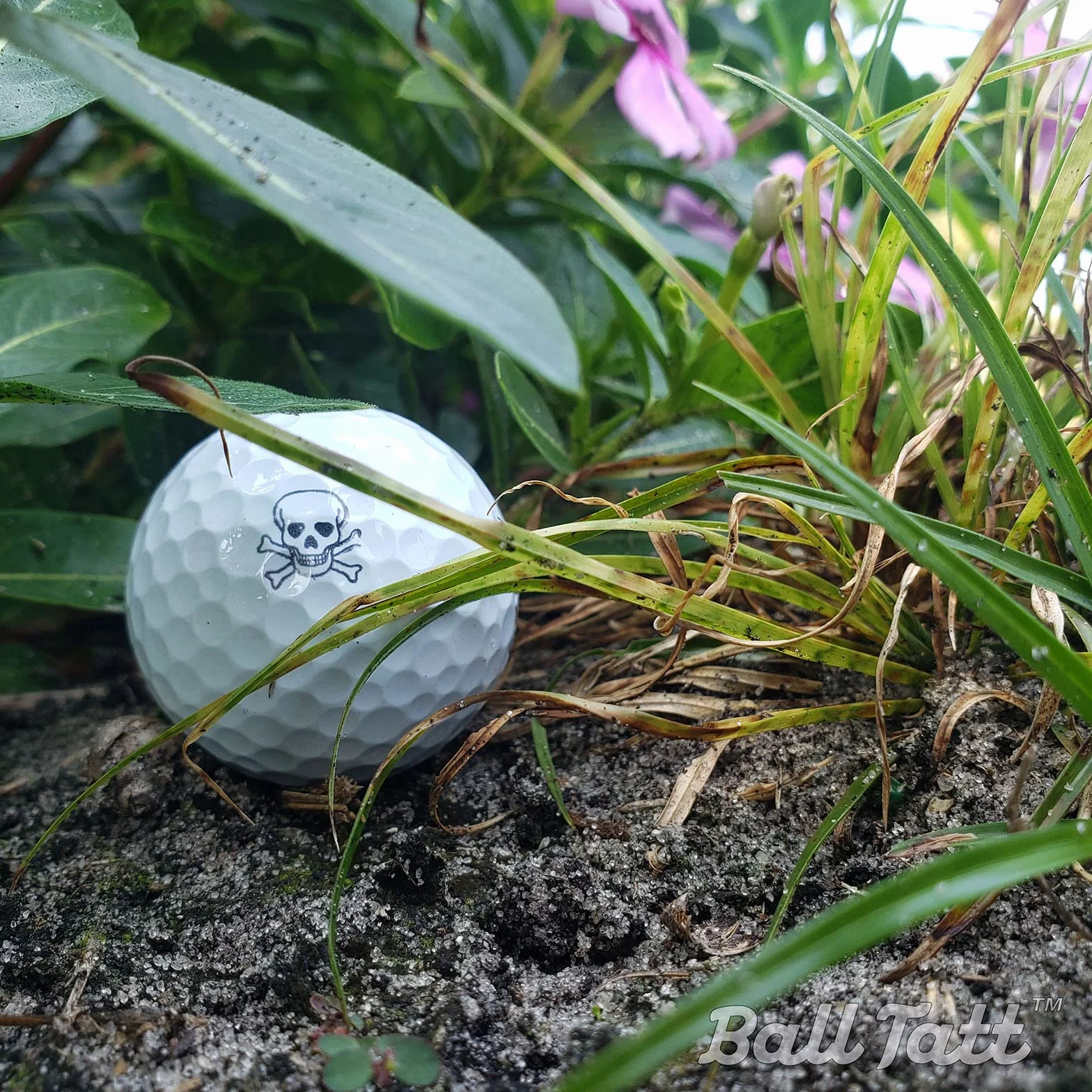 Znaczek do piłki golfowej Czaszka i skrzyżowane piszczele samotuszujący