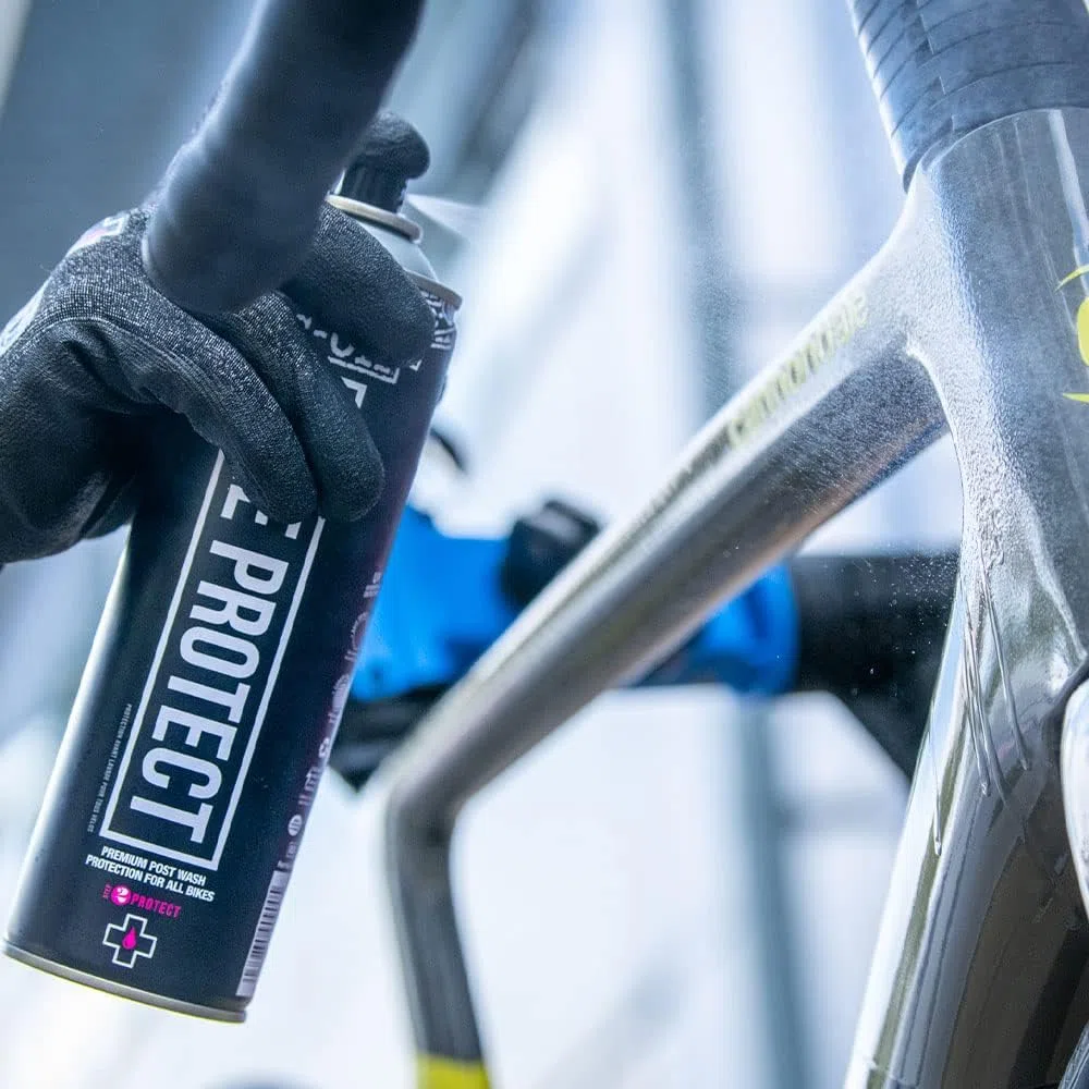 Muc-Off eBike Essentials Kit – Zestaw do Czyszczenia Roweru Elektrycznego – Zestaw Rowerowy Zawiera Środki do Czyszczenia Roweru Elektrycznego i Ochronny Środek Antykorozyjny Bike Protect