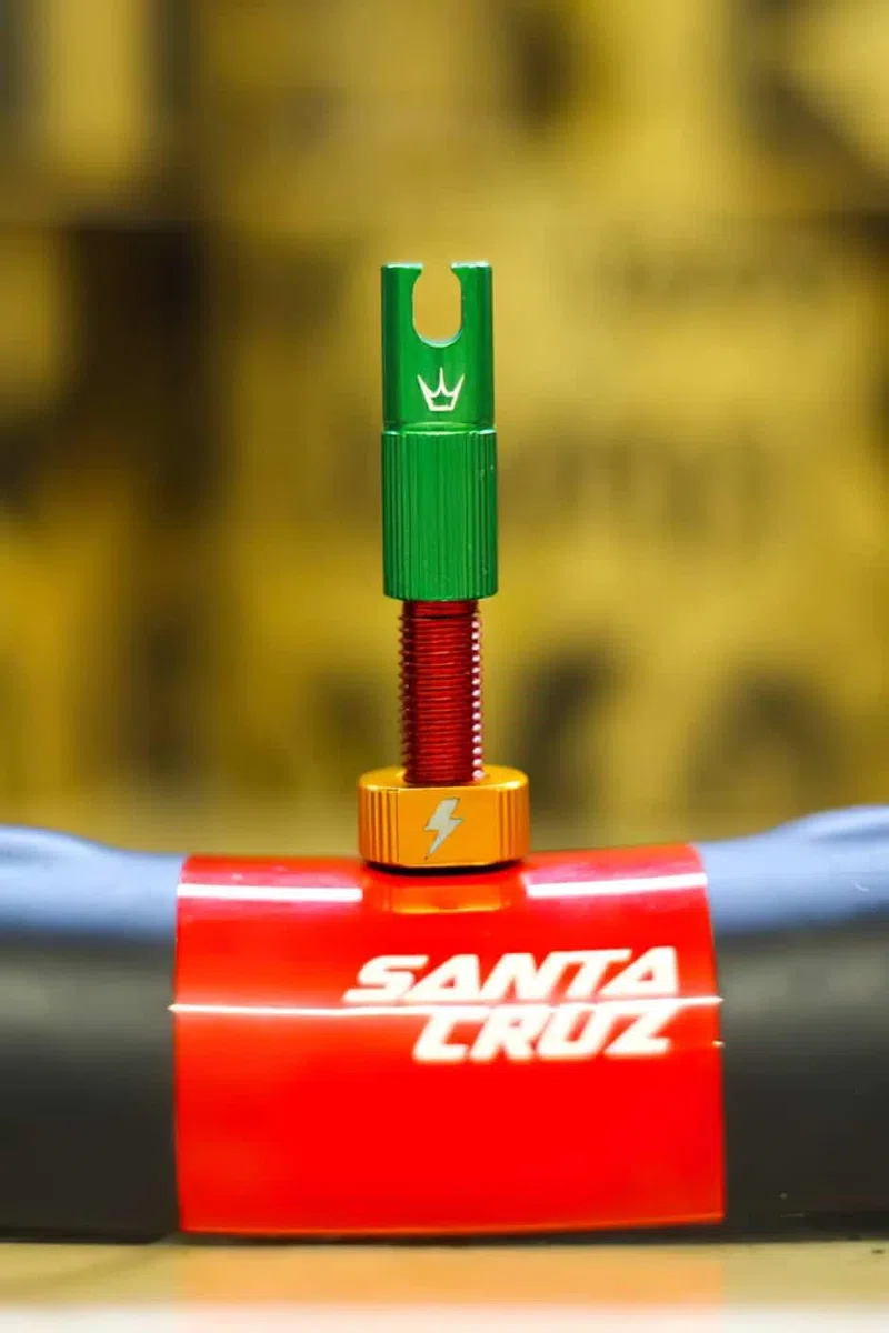 Peaty's X 50to01 MK2 bezdętkowy zawór Presta 'Rasta' - wbudowany klucz szprychowy i nasadki do usuwania rdzenia zaworu, opony do rowerów górskich i żwiru, kompatybilne z wkładkami, aluminium - 42 mm