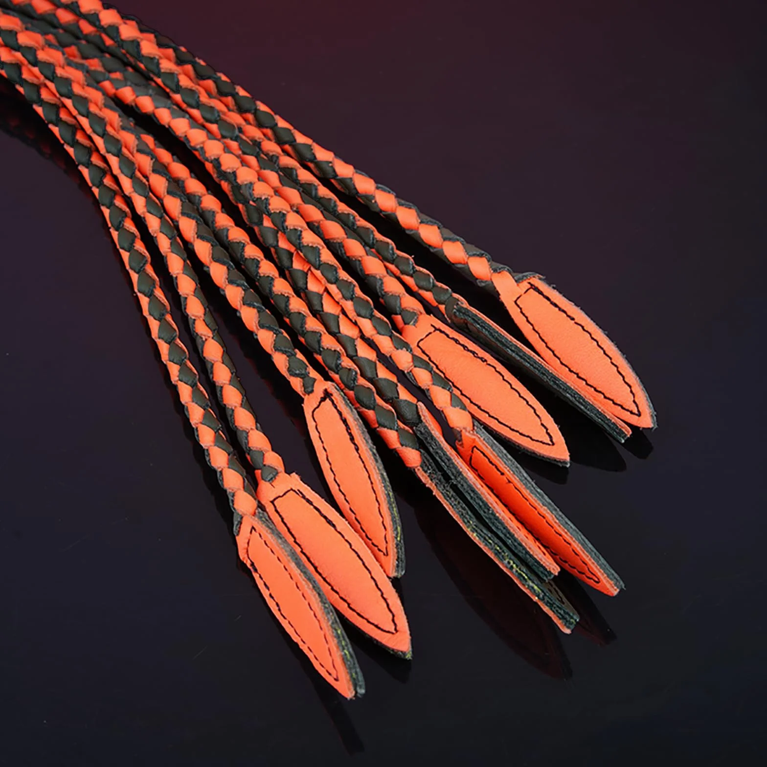 Skórzany bicz Cat-O'-Nine-Tails Whip, uchwyt 23 cm, ogon 59 cm, ręcznie robiony, czarny