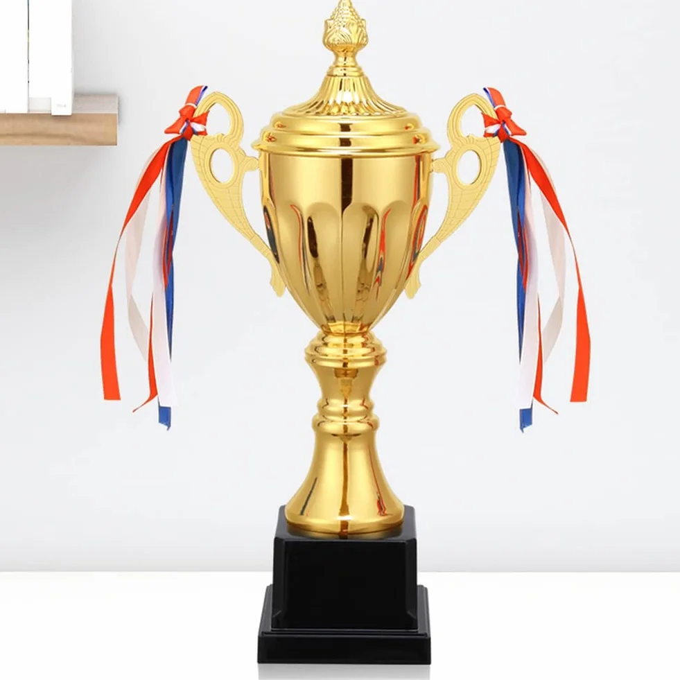 Trofeum sportowe, puchar piłki nożnej w kolorze złotym z cokołem, trofeum zwycięzcy, możliwość personalizacji, trofeum nagrody, puchar z uchem, puchar piłki nożnej dla dzieci, dla