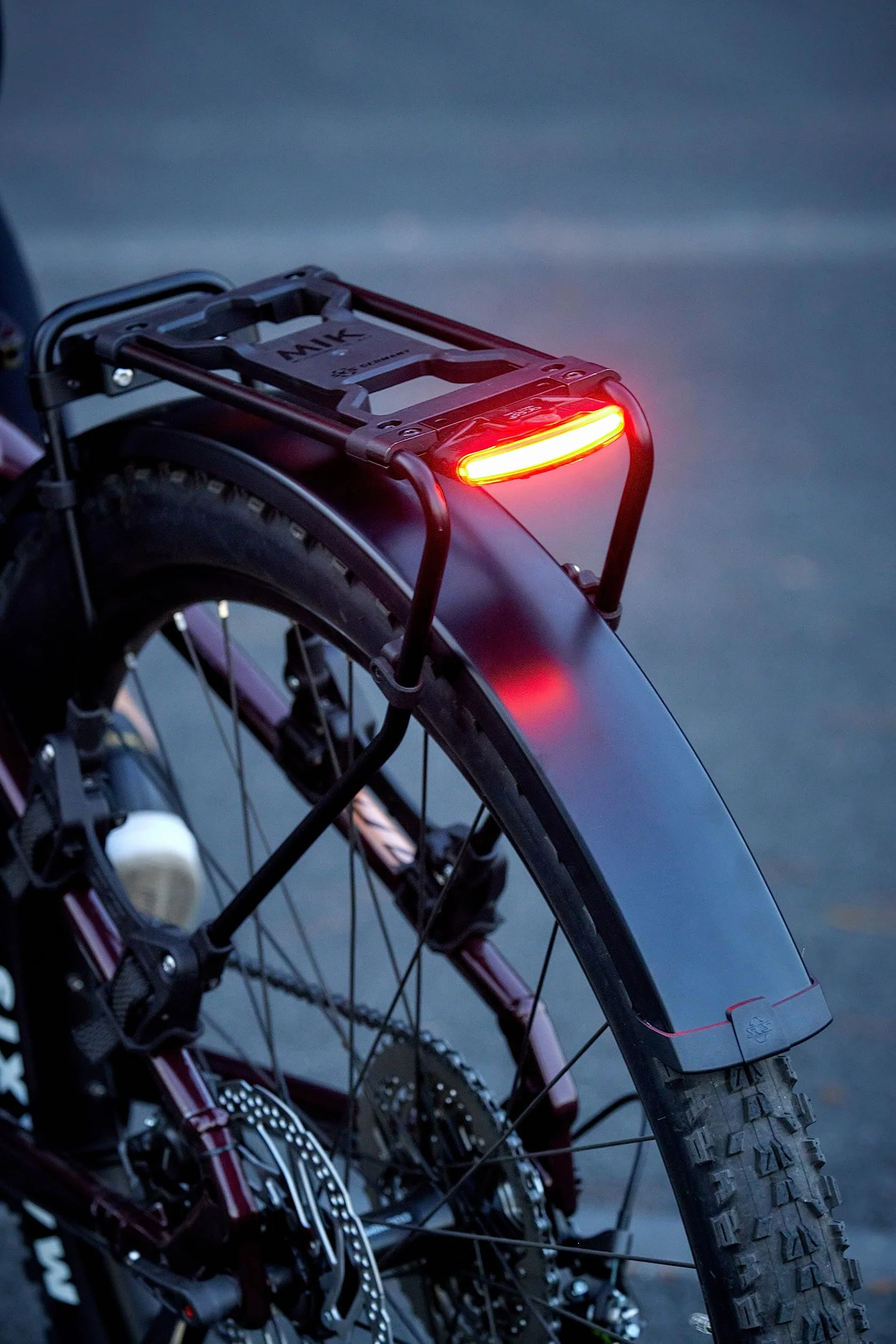 SKS GERMANY Lampa tylna INFINITY UNIVERSAL REARLIGHT do bagażnika INFINITY UNIVERSAL (uniwersalny montaż, technologia LED, czas świecenia do 5 godzin, zatwierdzenie StVZO), czarne