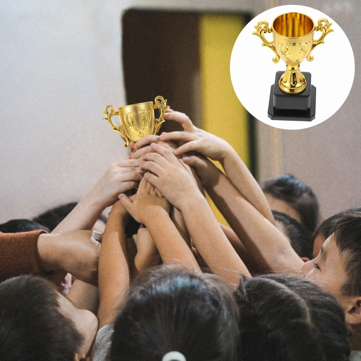 BESPORTBLE plastikowy puchar z podstawą nagrodowy 14,3 cm złoty