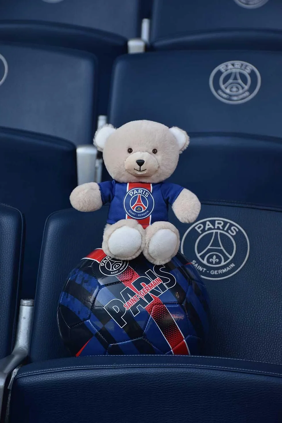 PSG - Maskotka Miś Pluszowy - 23 cm - Oficjalna licencja Paris Saint-Germain - Odpinana koszulka Paris z paskami Hechter - Bardzo miękki miś - Pamiątka PSG dla dzieci i kibica piłki nożnej - DC4268
