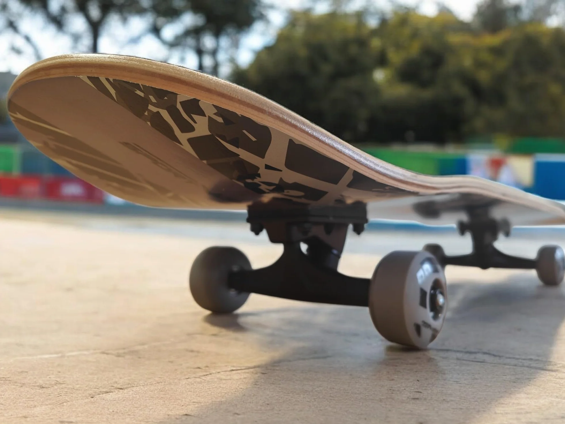 Deskorolka dla dorosłych z łożyskiem kulkowym ABEC-9. Wykonana z drewna. Nowoczesna grafika. Sprzęt sportowy do skateparku i trików na rampie. 80 x 20 cm.
