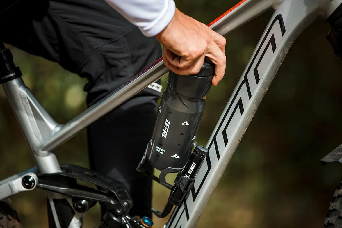 ZEFAL Zestaw Sense Soft 65 No-Mud - Zestaw dwóch kanistrów rowerowych i MTB - Miękka i bezzapachowa sportowa butelka - Bidon na wodę bez BPA - Silikonowy smoczek - Smoky Black, 2 x 650 ML