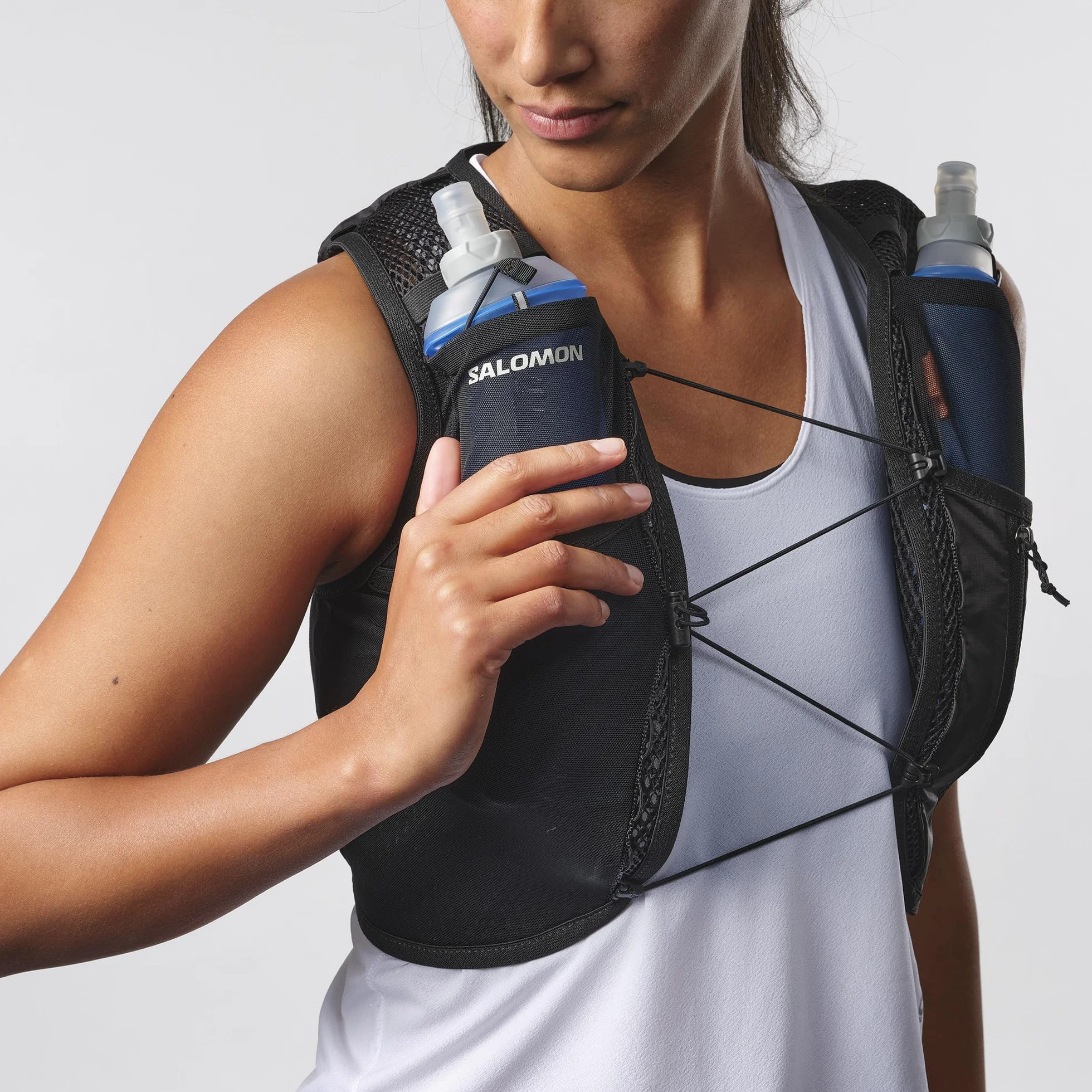 Salomon Active Skin 4 x kamizelka z wodą z butlami do biegania w szlaku do biegania piesze wycieczki MTB w zestawie, specjalny projekt dla kobiet, łatwe nawodnienie, zoptymalizowane kieszenie i