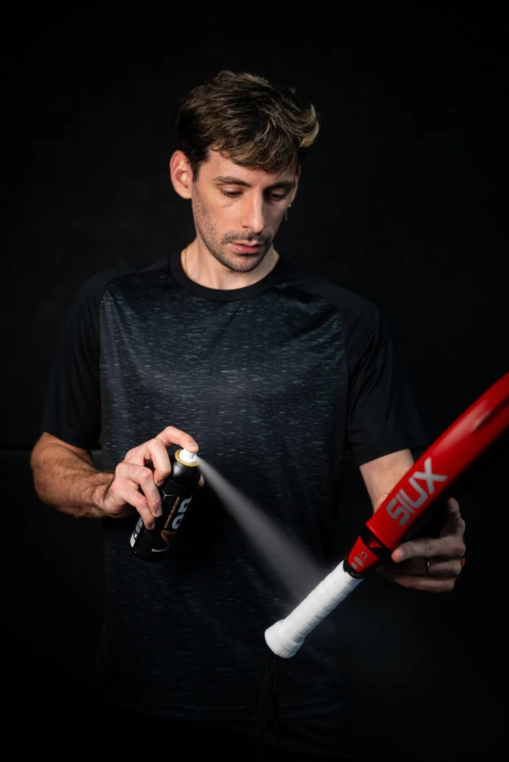 4on TotalGrip Spray - antypo?lizgowy w celu zwi?kszenia przyczepno?ci ?opatki Padel. Zapewnia maksymaln? przyczepno?? i tarcie podczas spoconych d?oni