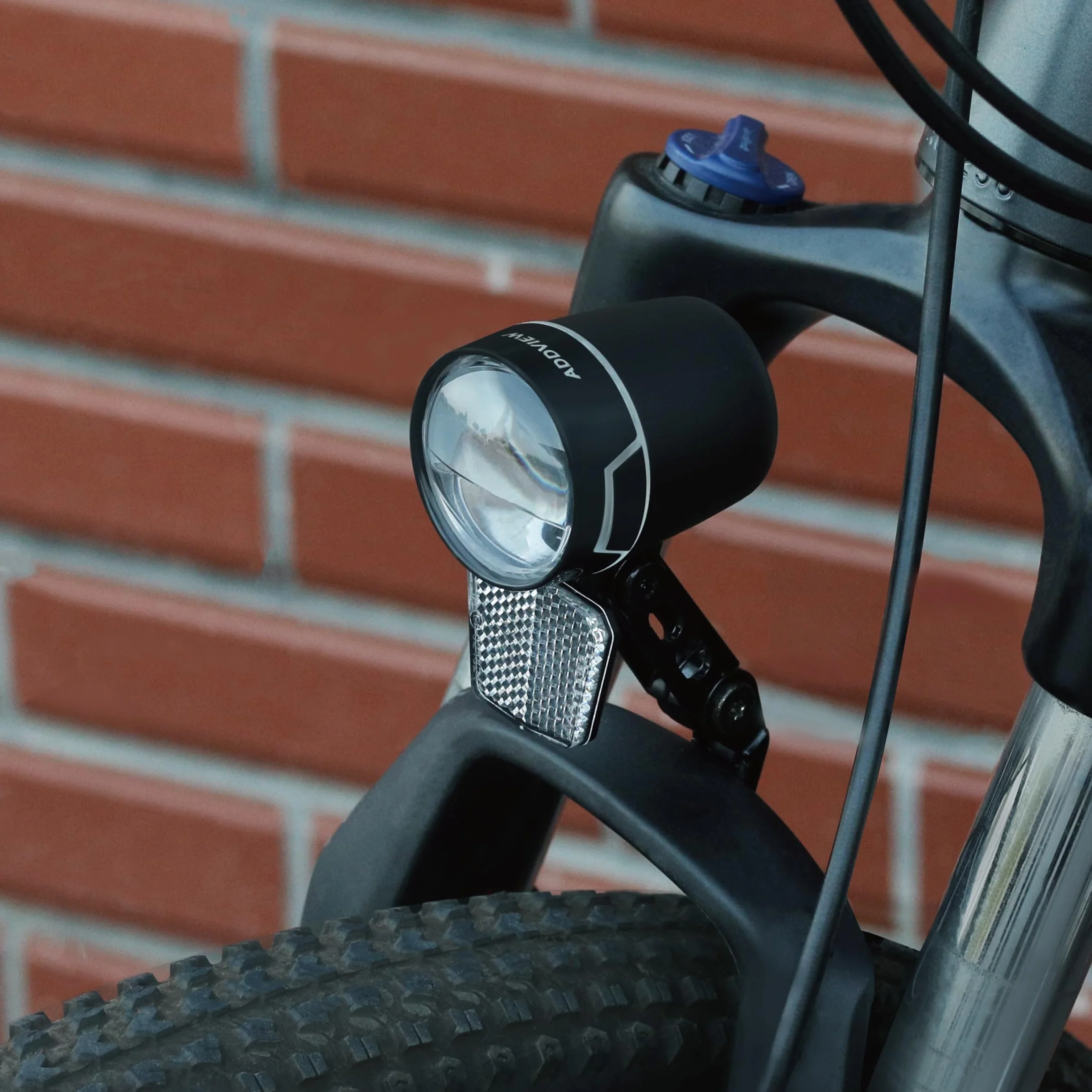 ADDVIEW Światło rowerowe 80 Lux Nova M80 – dynamo przednie światło ze światłem do jazdy dziennej, światło postojowe, aluminiowa obudowa, dopuszczone do ruchu drogowego (obowiązują przepisy lokalne