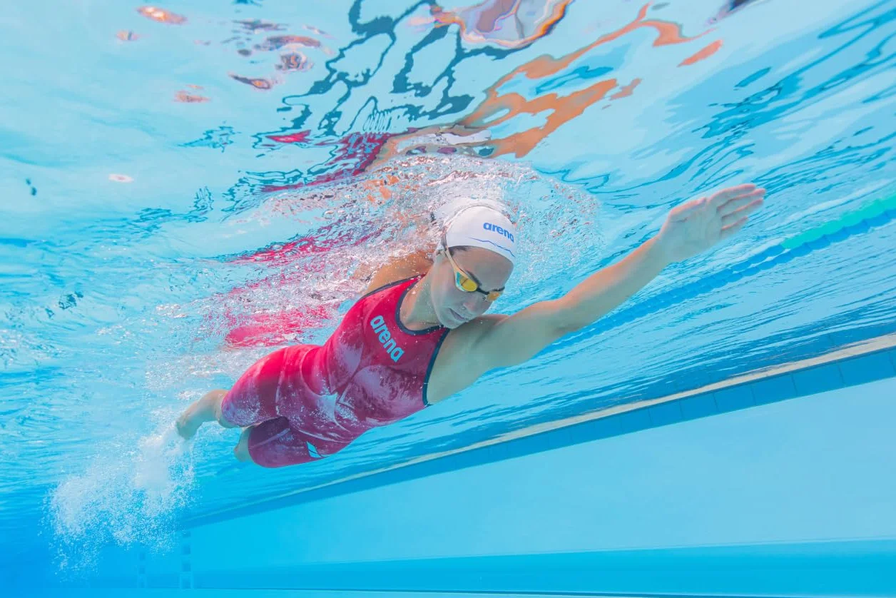 Arena Aquaforce Wave bez zmarszczek unisex wyścigowy silikonowy czepek pływacki dla kobiet i mężczyzn konkurencyjny sprzęt pływacki lub trening