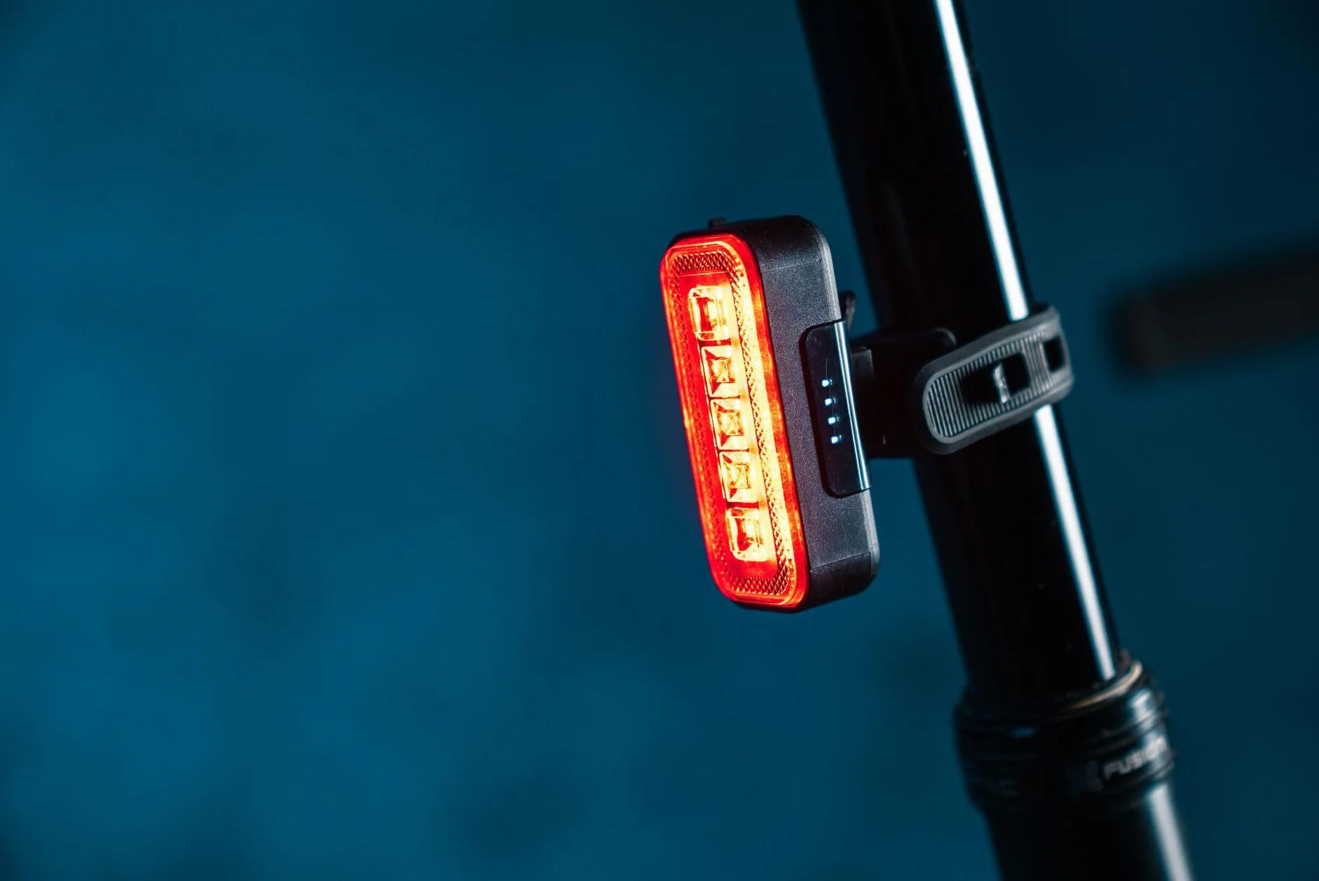 OSRAM LEDsBIKE COMPACT 100 SET, zestaw akumulatorowych lampek rowerowych - przód i tył, ze światłem stop, homologacja StVZO, kompatybilność z uchwytem Garmin, trzy poziomy jasności, 100 luksów